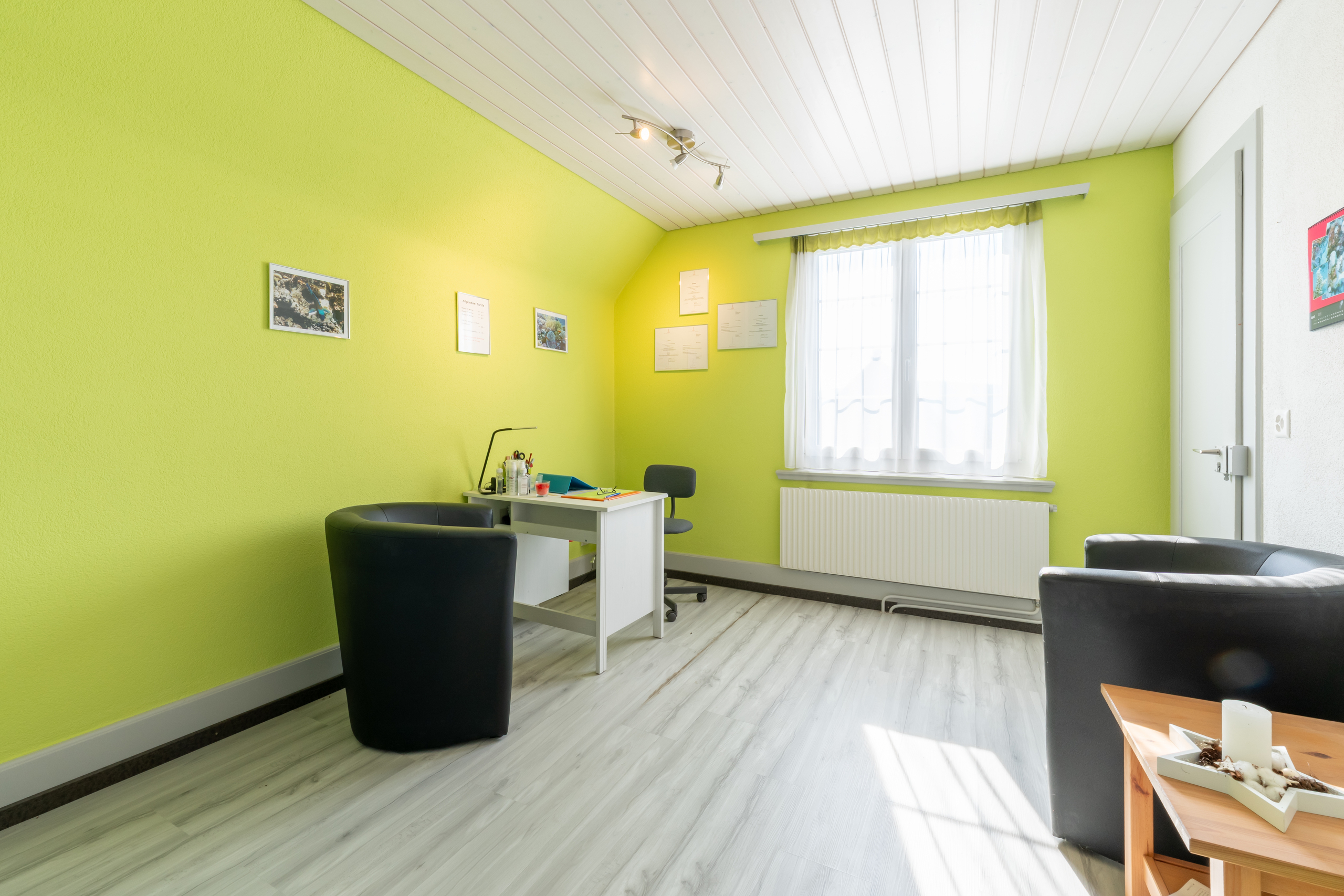 Helles Arbeitszimmer mit grünen Wänden