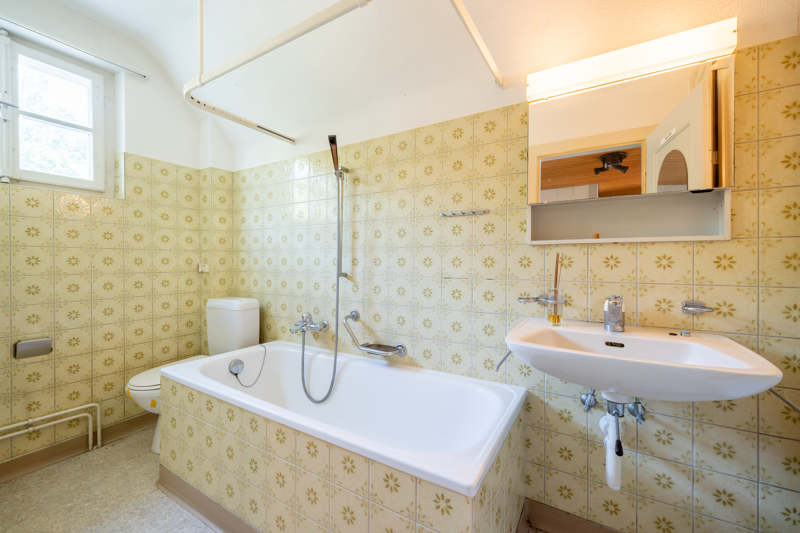 Vintage-Badezimmer mit Badewanne und Waschtisch