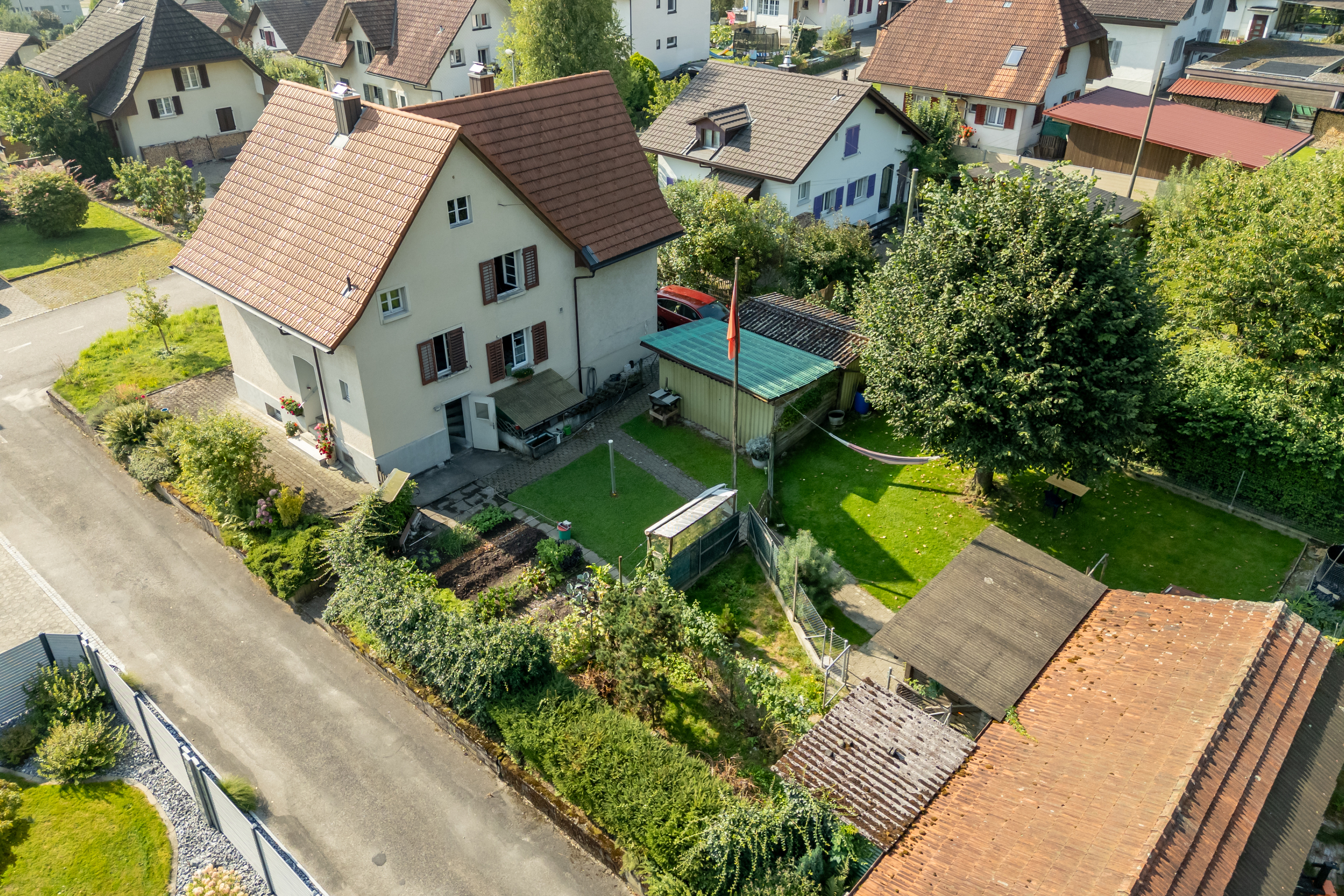 Luftaufnahme eines Wohngebiets mit Einfamilienhäusern