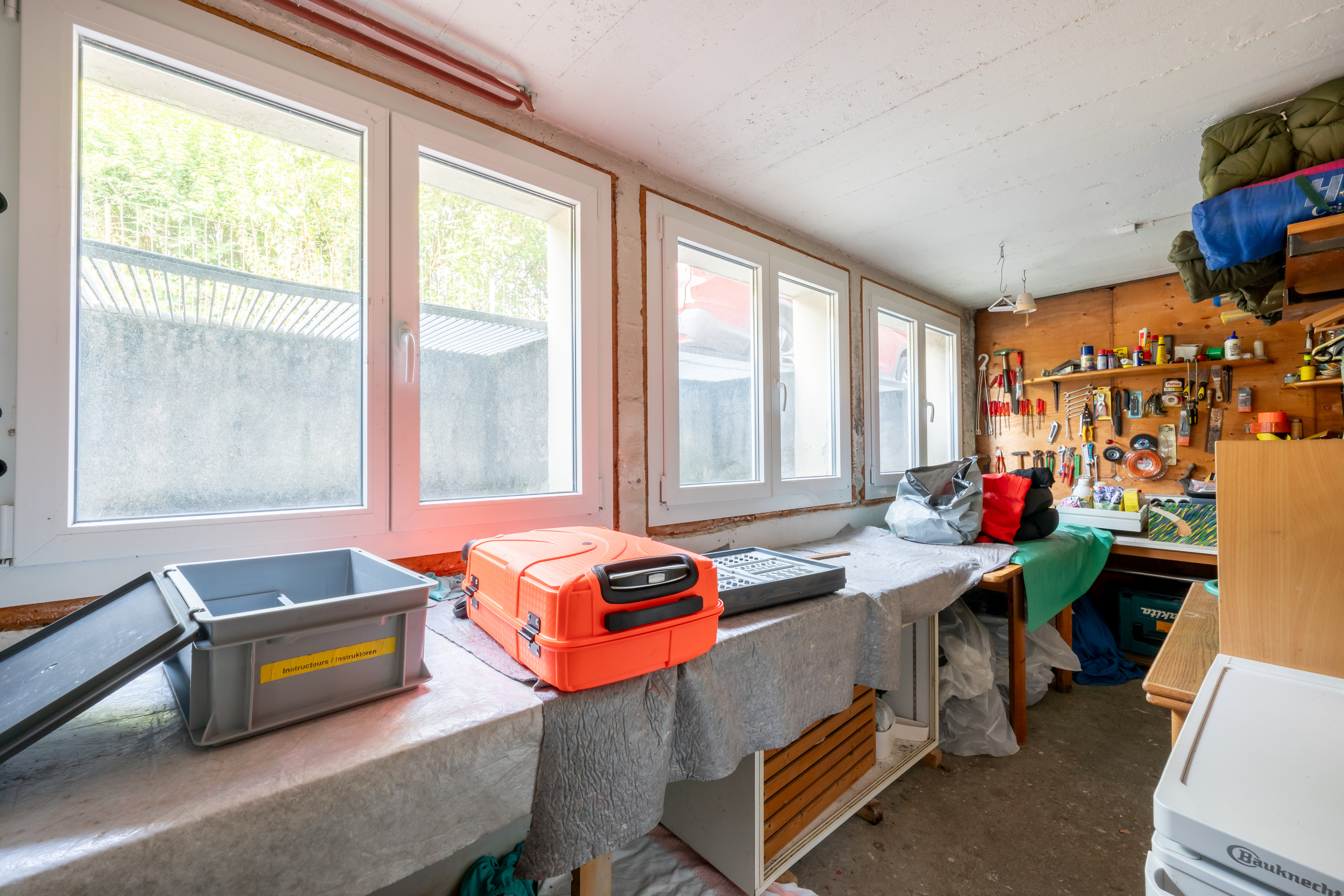 Werkstattraum mit Fenstern und Werkzeugwand