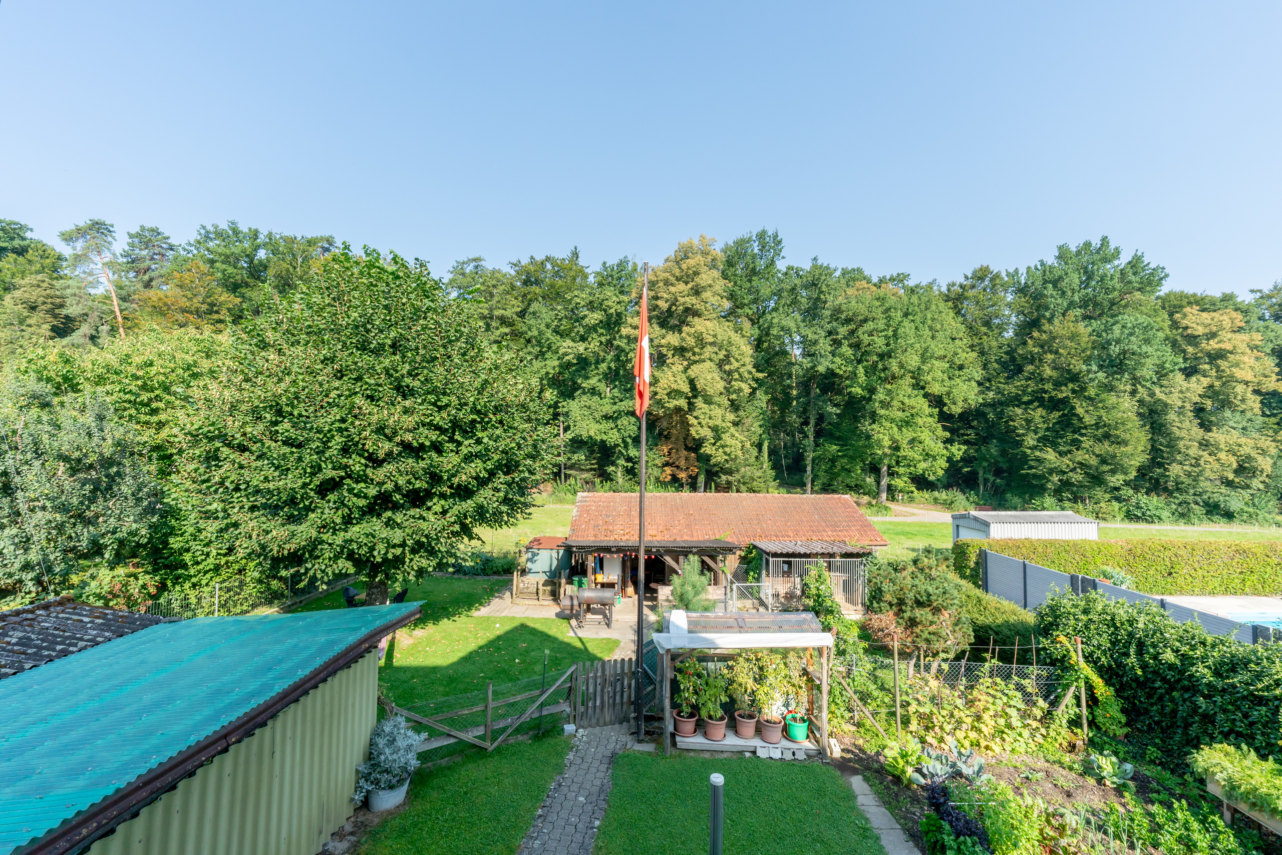 Weitblick auf Garten und Nebengebäude