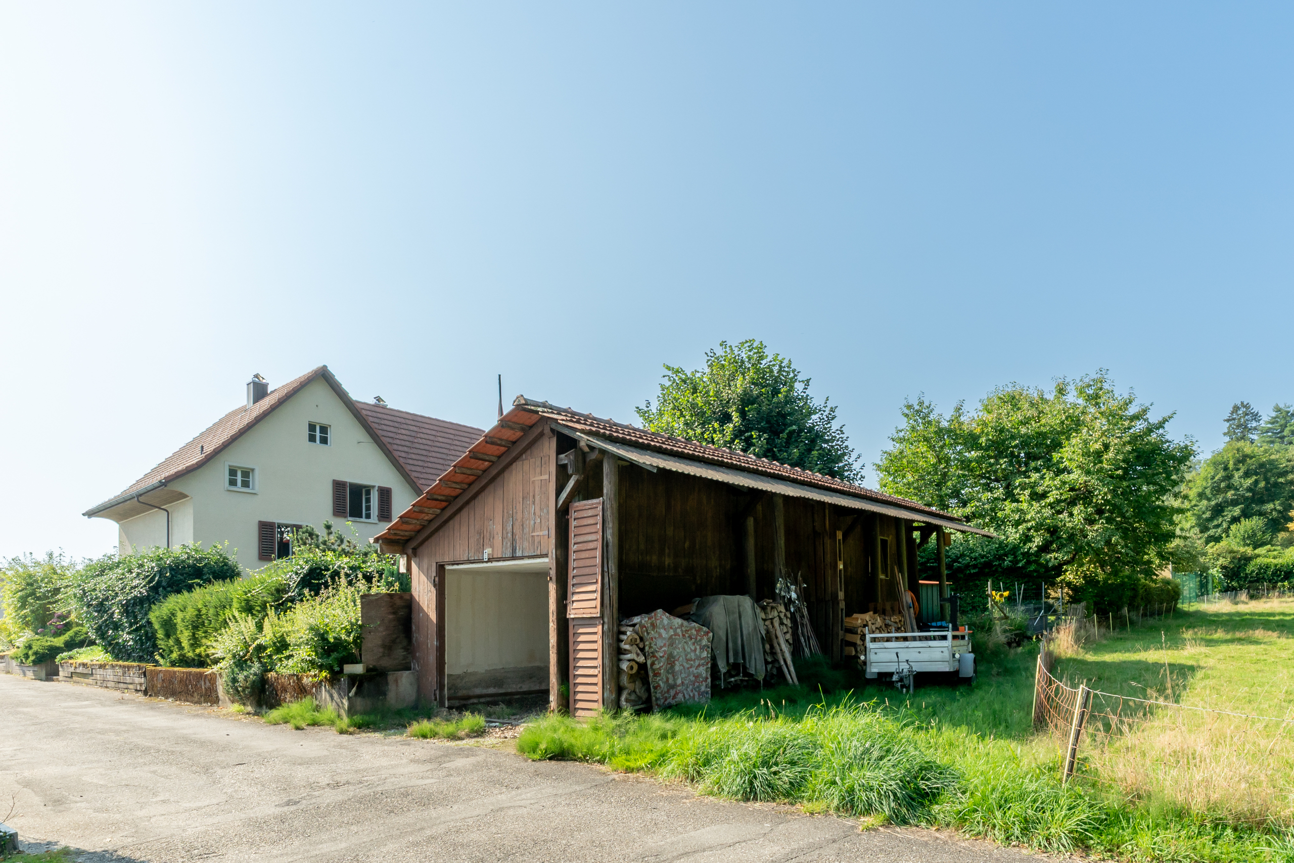 Ländliches Anwesen mit Garage und Nebengebäude