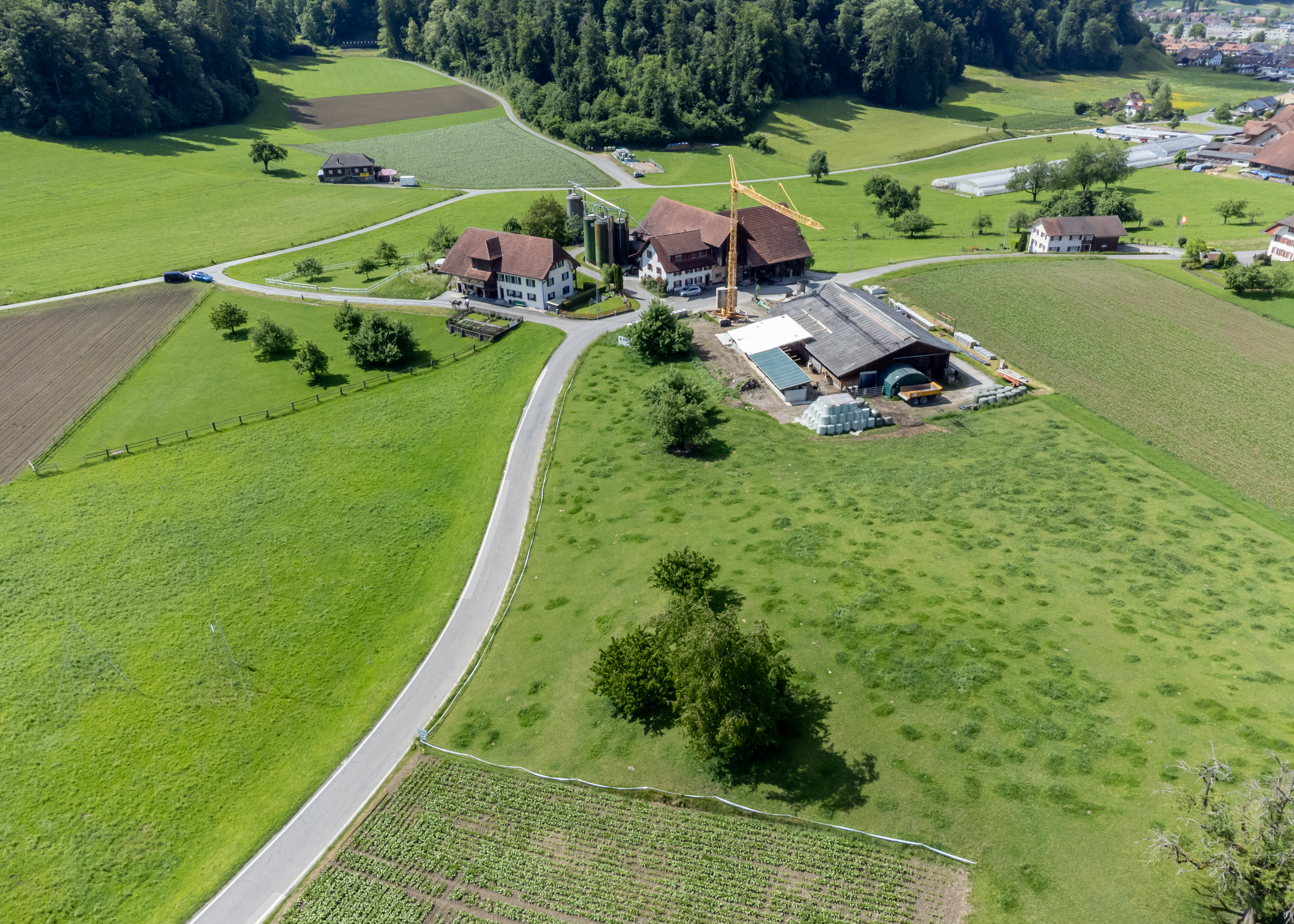 Ländliche Luftaufnahme mit Bauernhöfen und Feldern