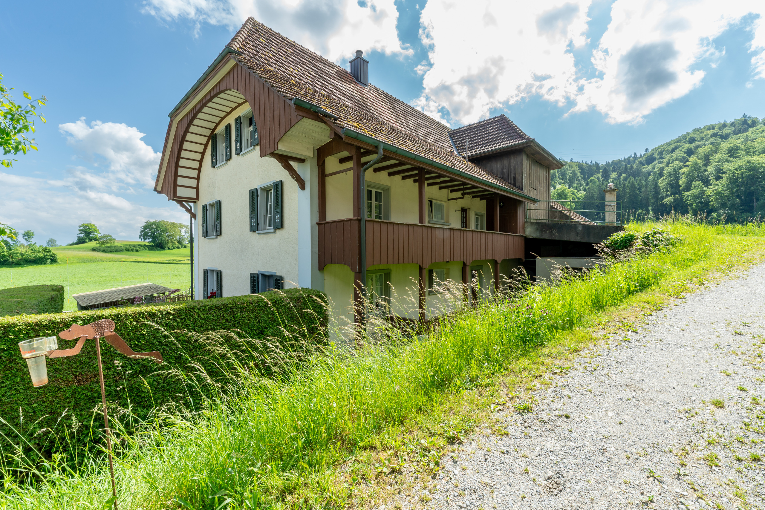 Ländliches Einfamilienhaus mit Balkon und Walmdach