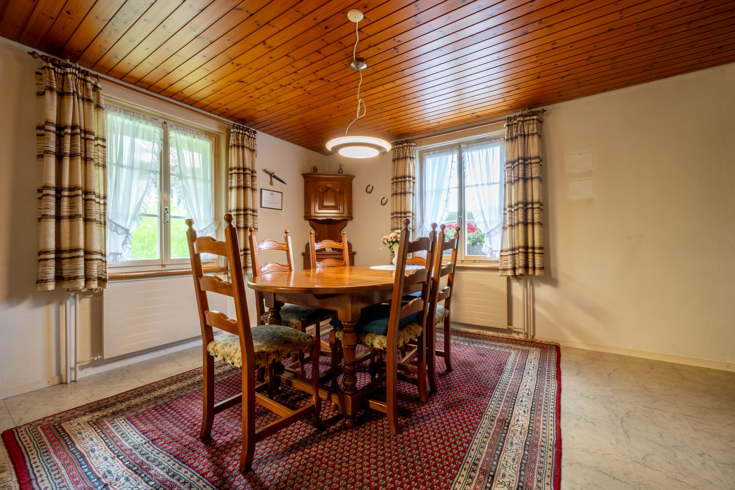 Esszimmer mit Holzmöbeln