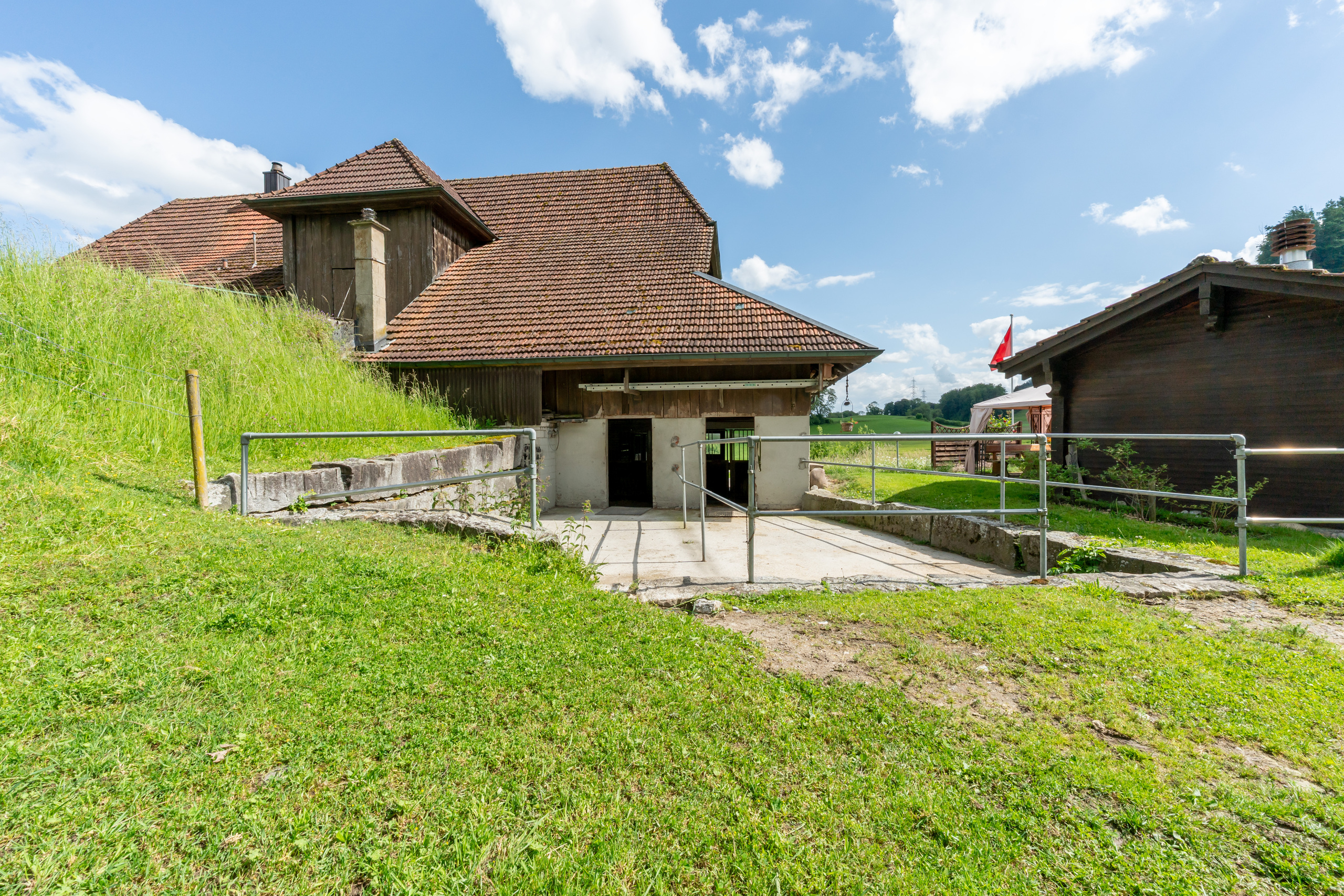Ländliches Gebäude mit Satteldach und Hofzugang