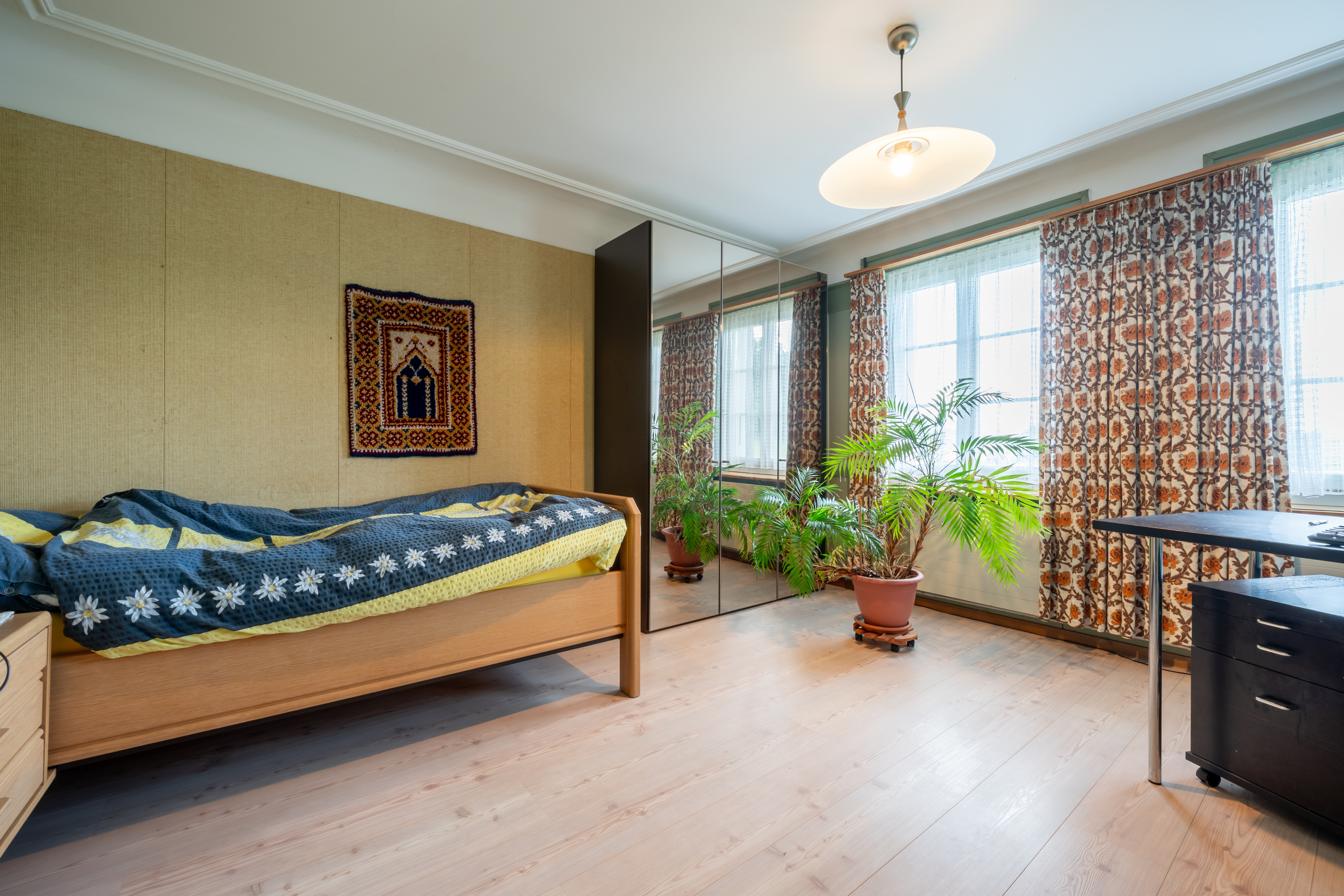 Helles Schlafzimmer mit Tageslicht und Spiegelkleiderschrank