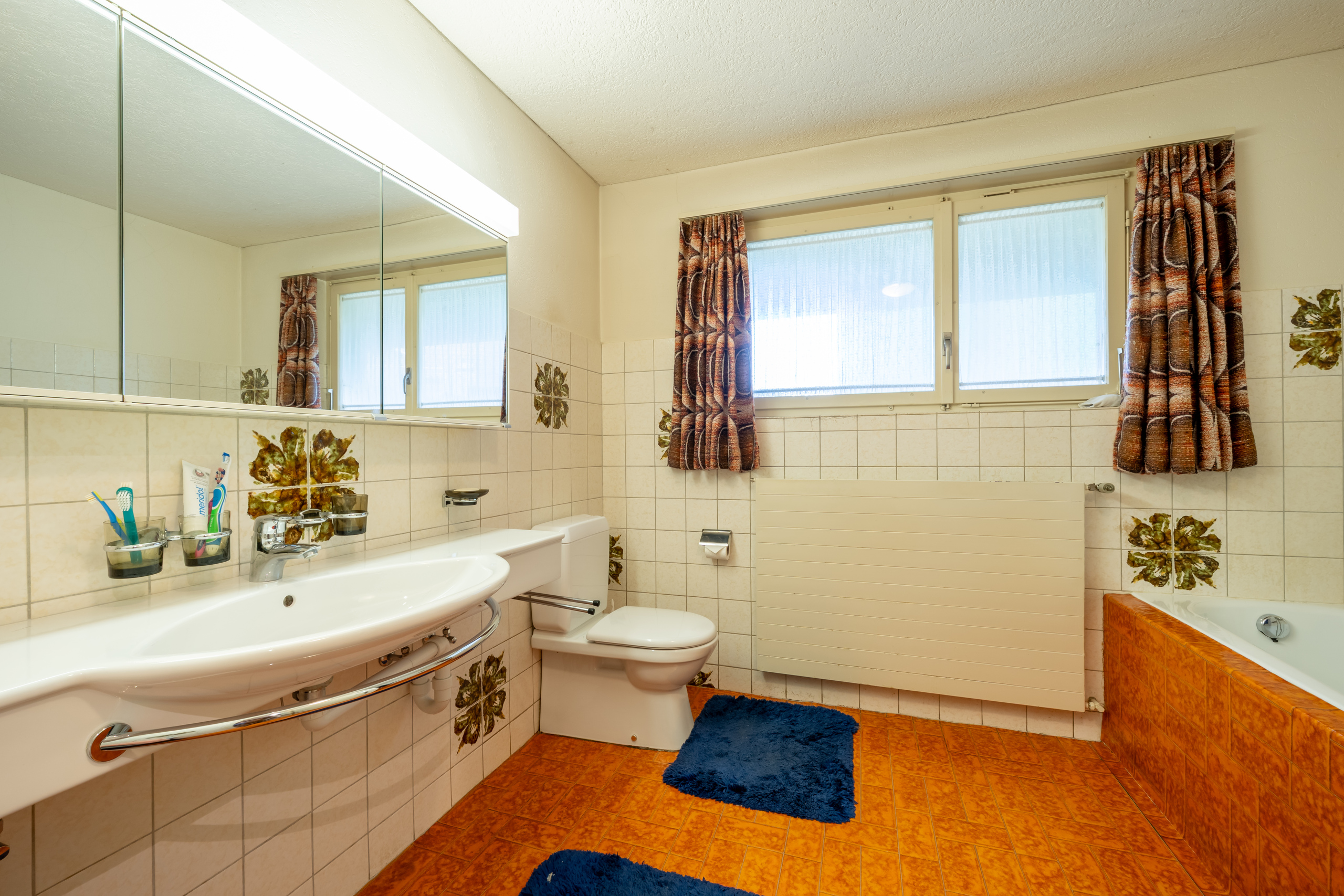 Retro-Badezimmer mit Badewanne und Fenster