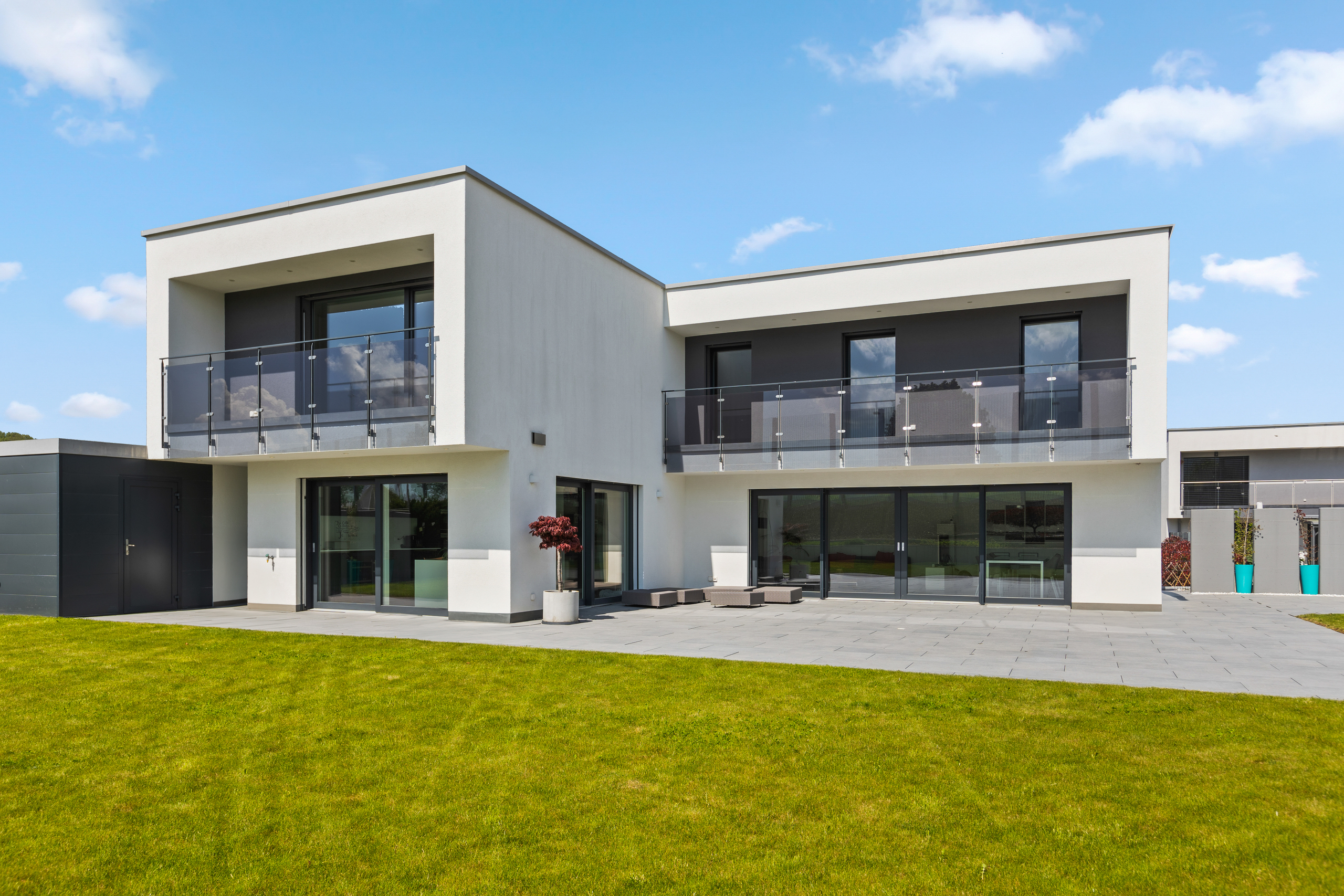 Moderne Villa mit Dachterrassen und Garten