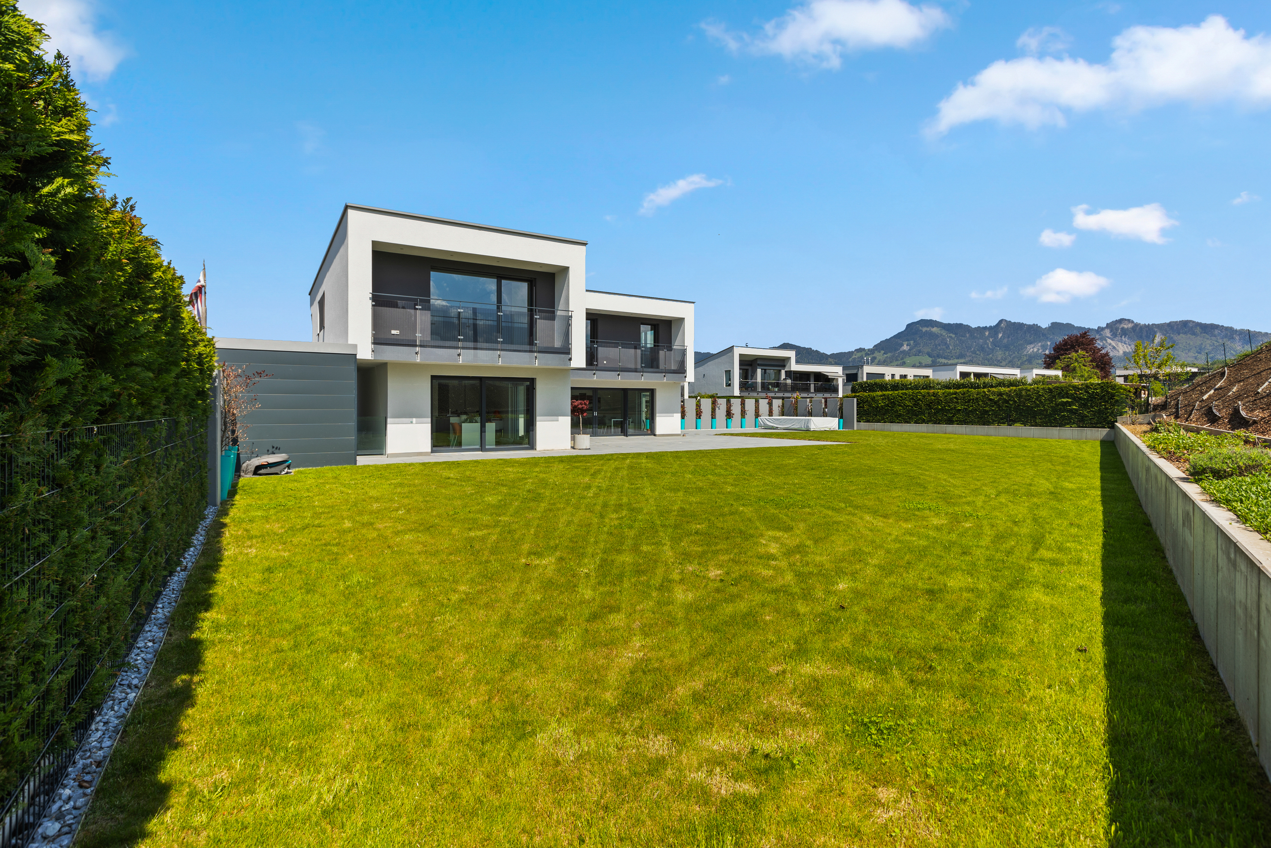 Modernes Haus mit großem Garten