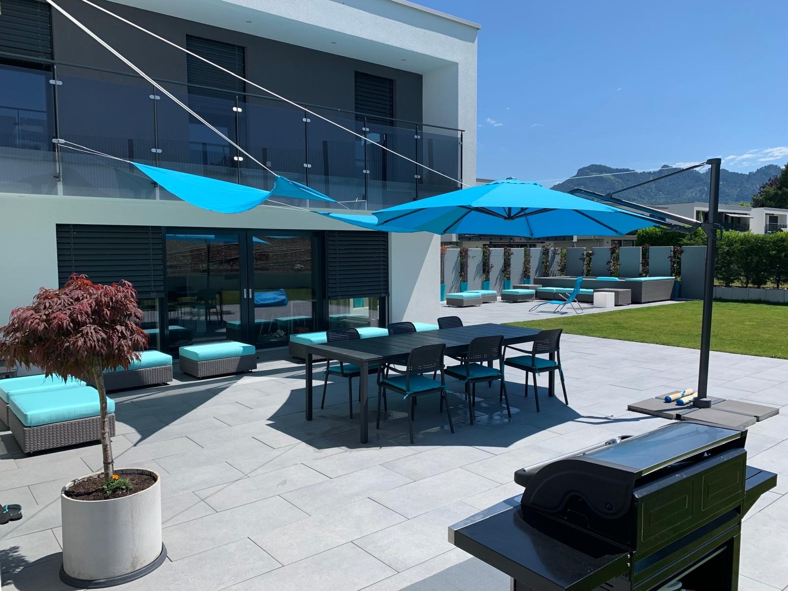 Moderne Terrasse mit Lounge- und Essbereich