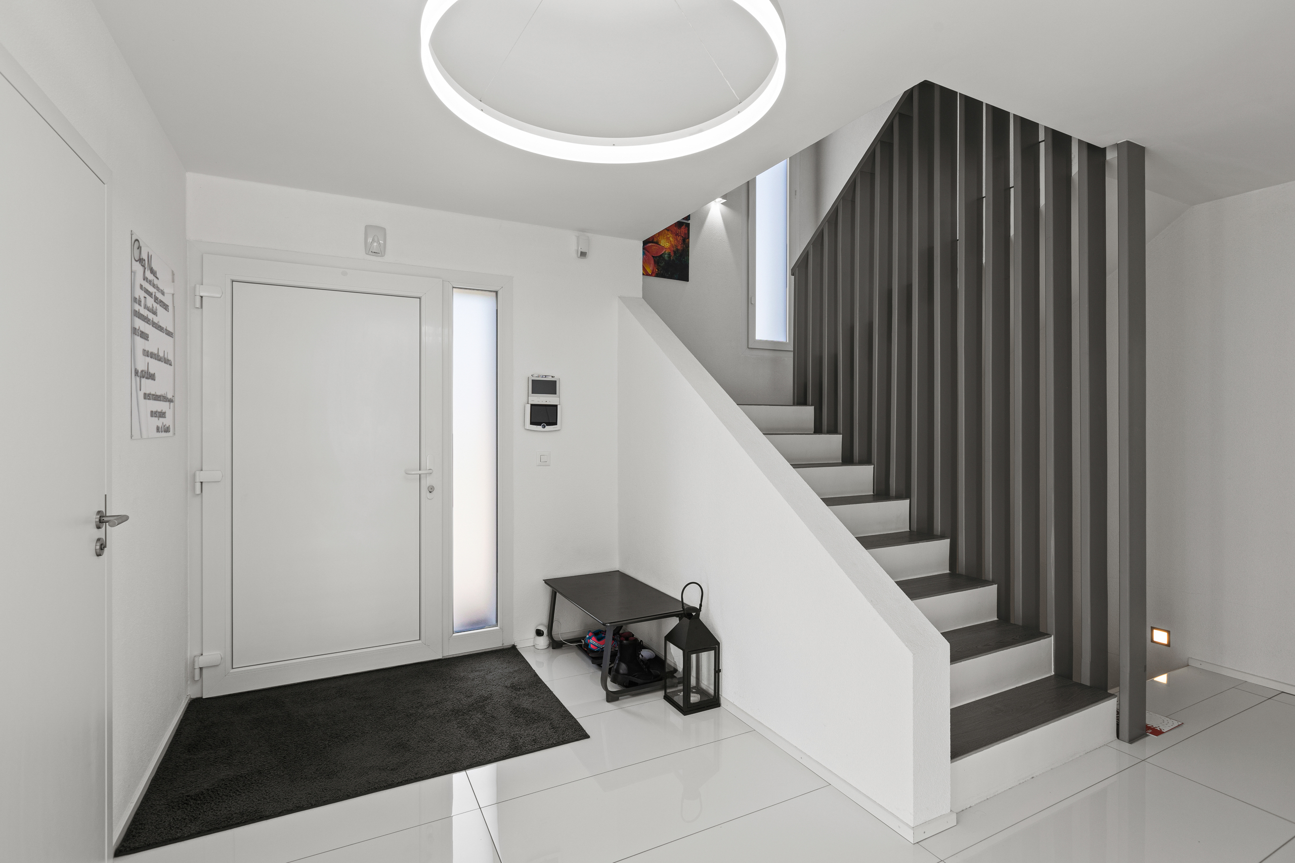 Moderner Eingangsbereich mit Treppe