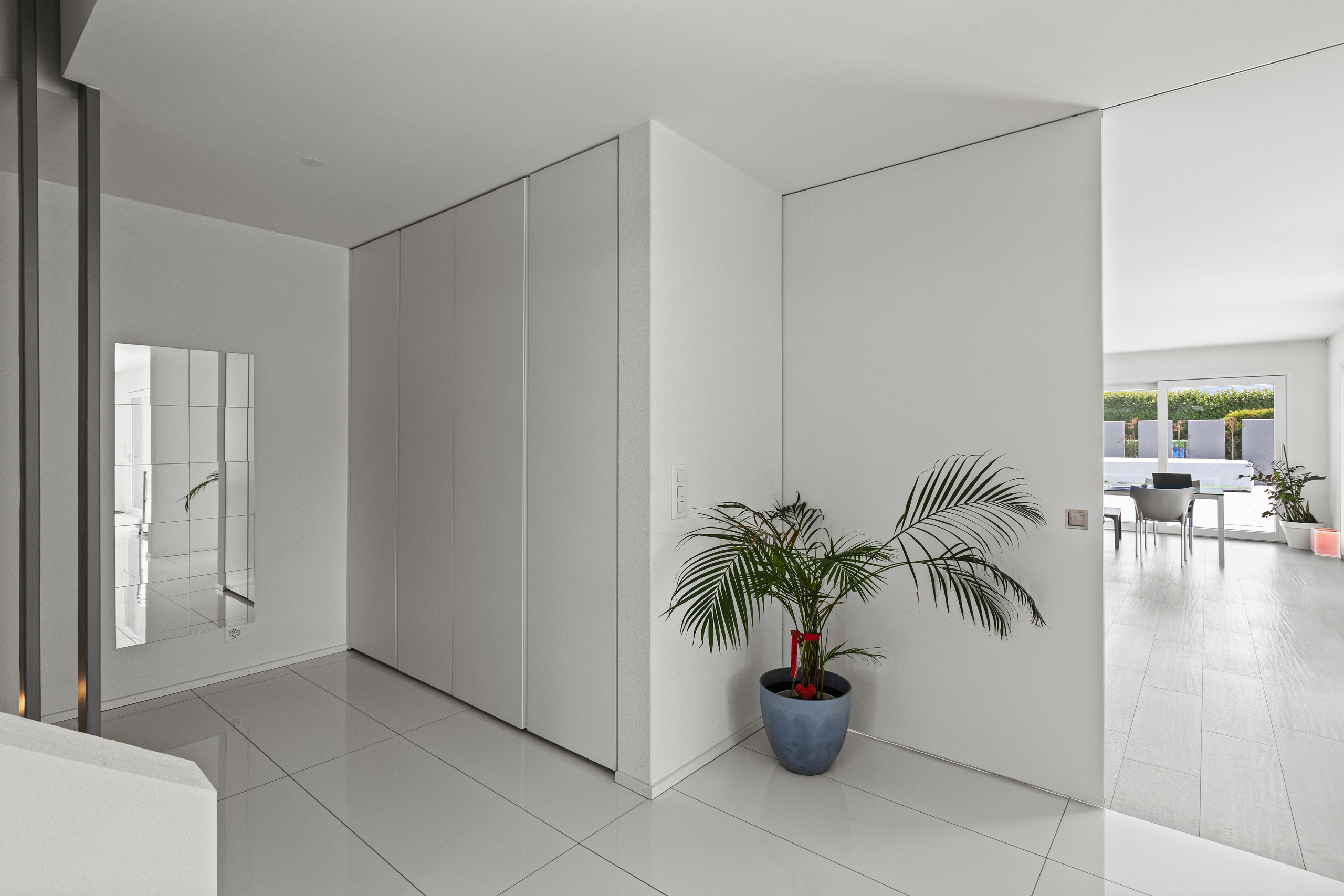 Minimalistische helle Eingangssituation mit Blick in den Wohnbereich