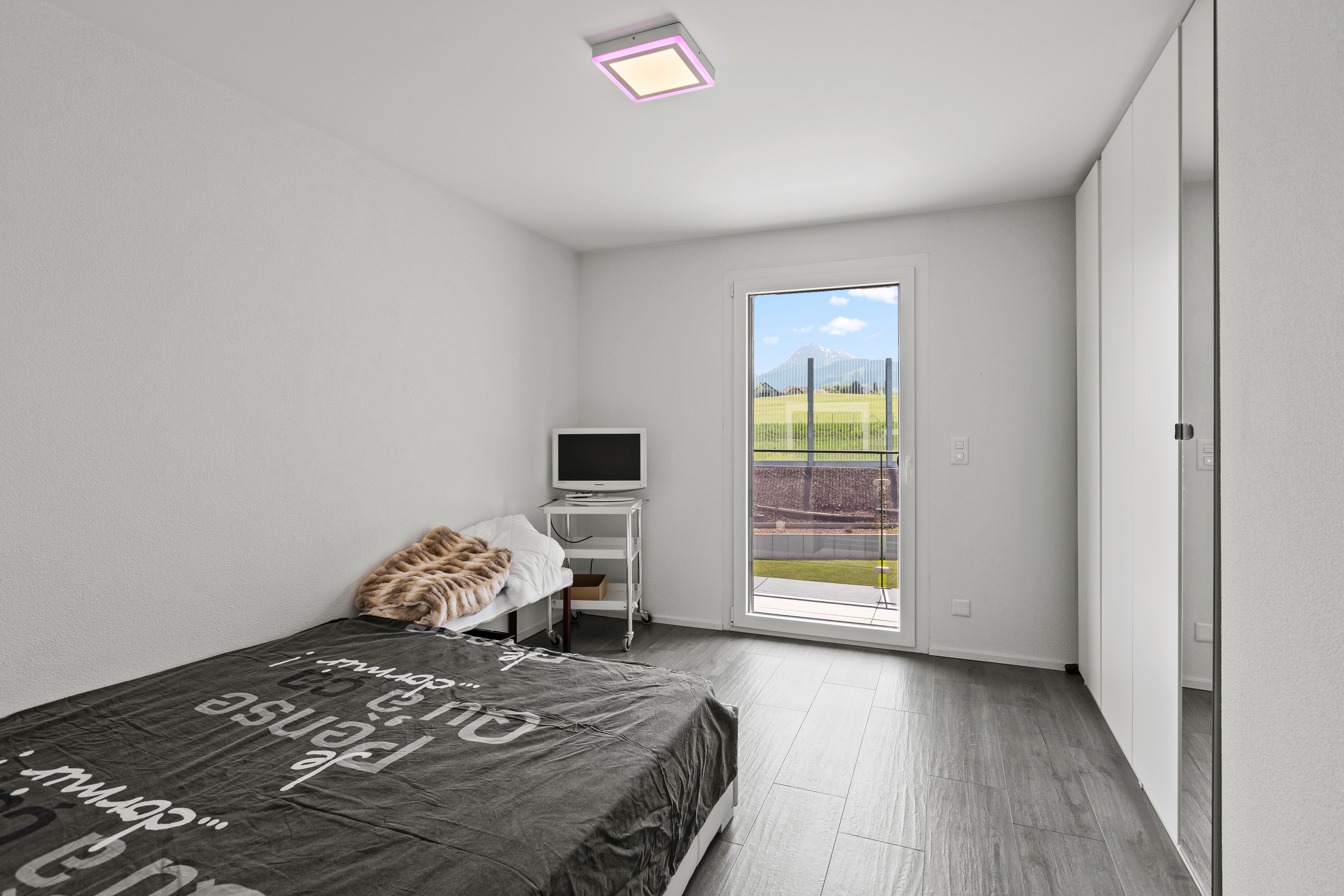 Helles Schlafzimmer mit Blick ins Grüne