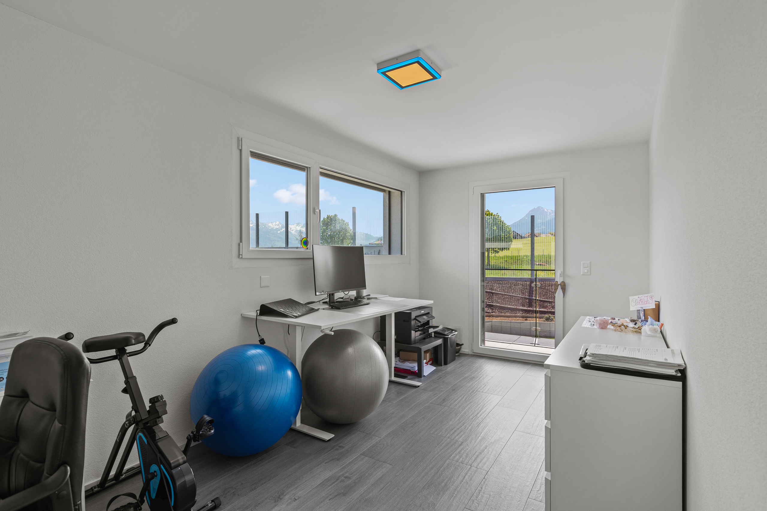 Helles Arbeitszimmer mit Blick ins Grüne