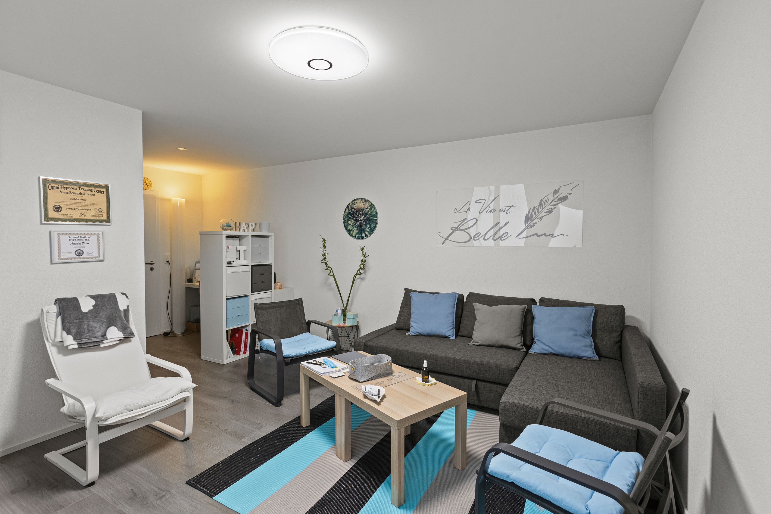 Gemütliches kleines Wohnzimmer mit Sitzgruppe