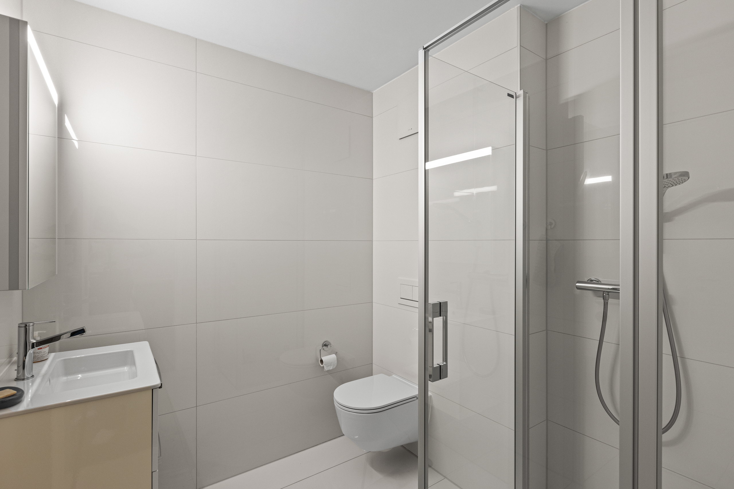 Modernes Badezimmer mit Dusche und WC