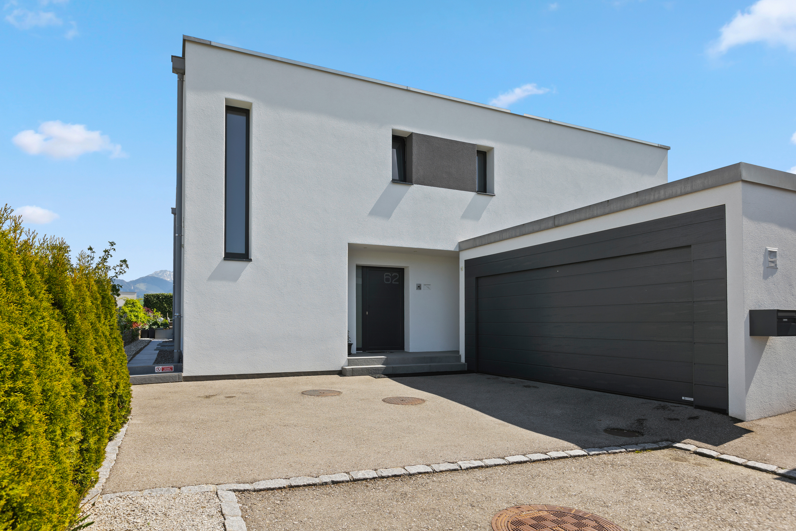 Modernes Einfamilienhaus mit Garage