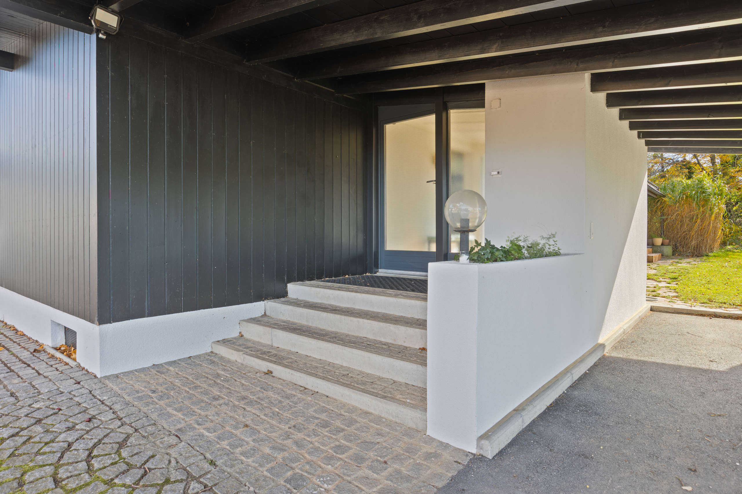 Moderne Hauseingangsterrasse mit Treppe