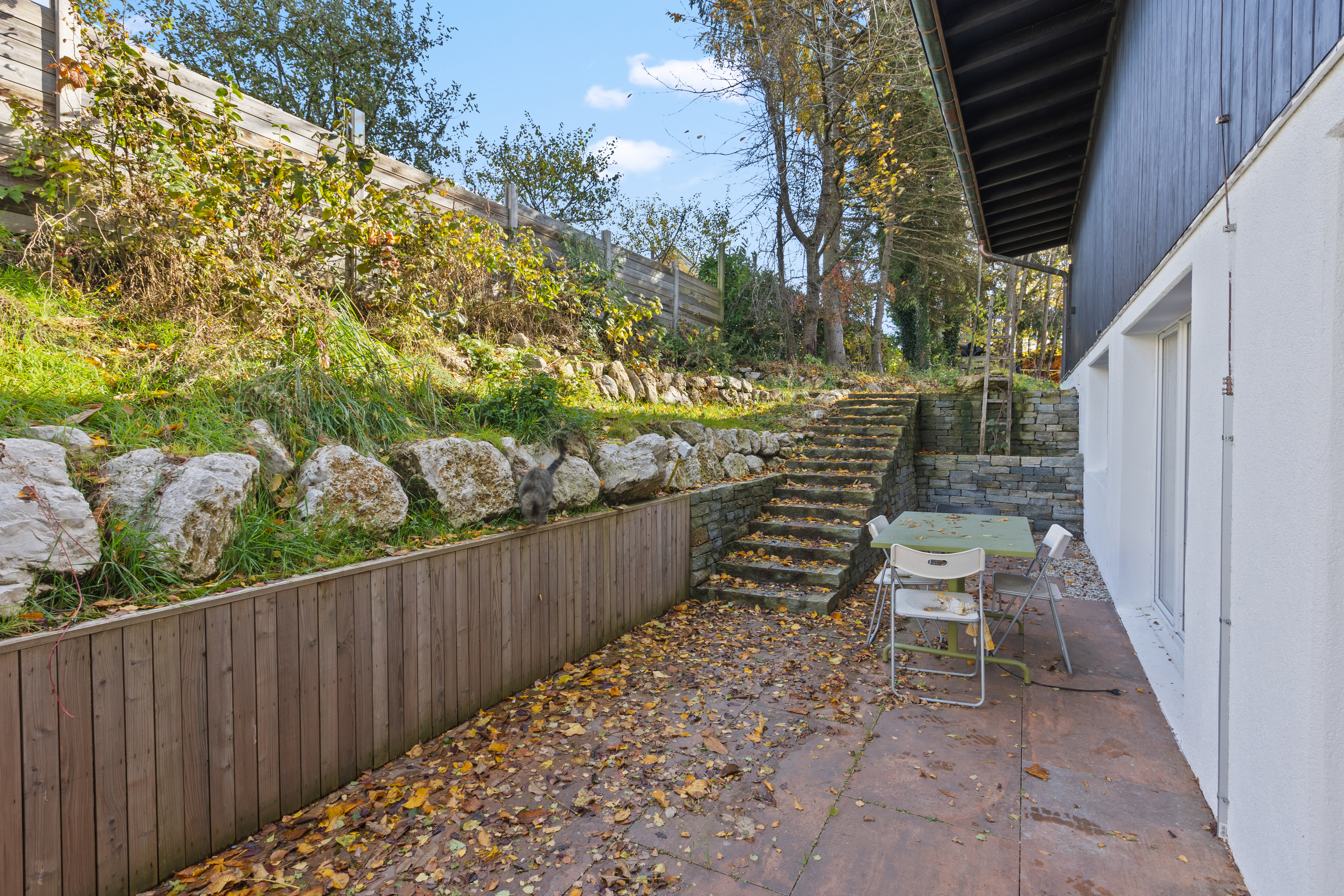 Terrasse mit Treppenanlage und Hanggarten