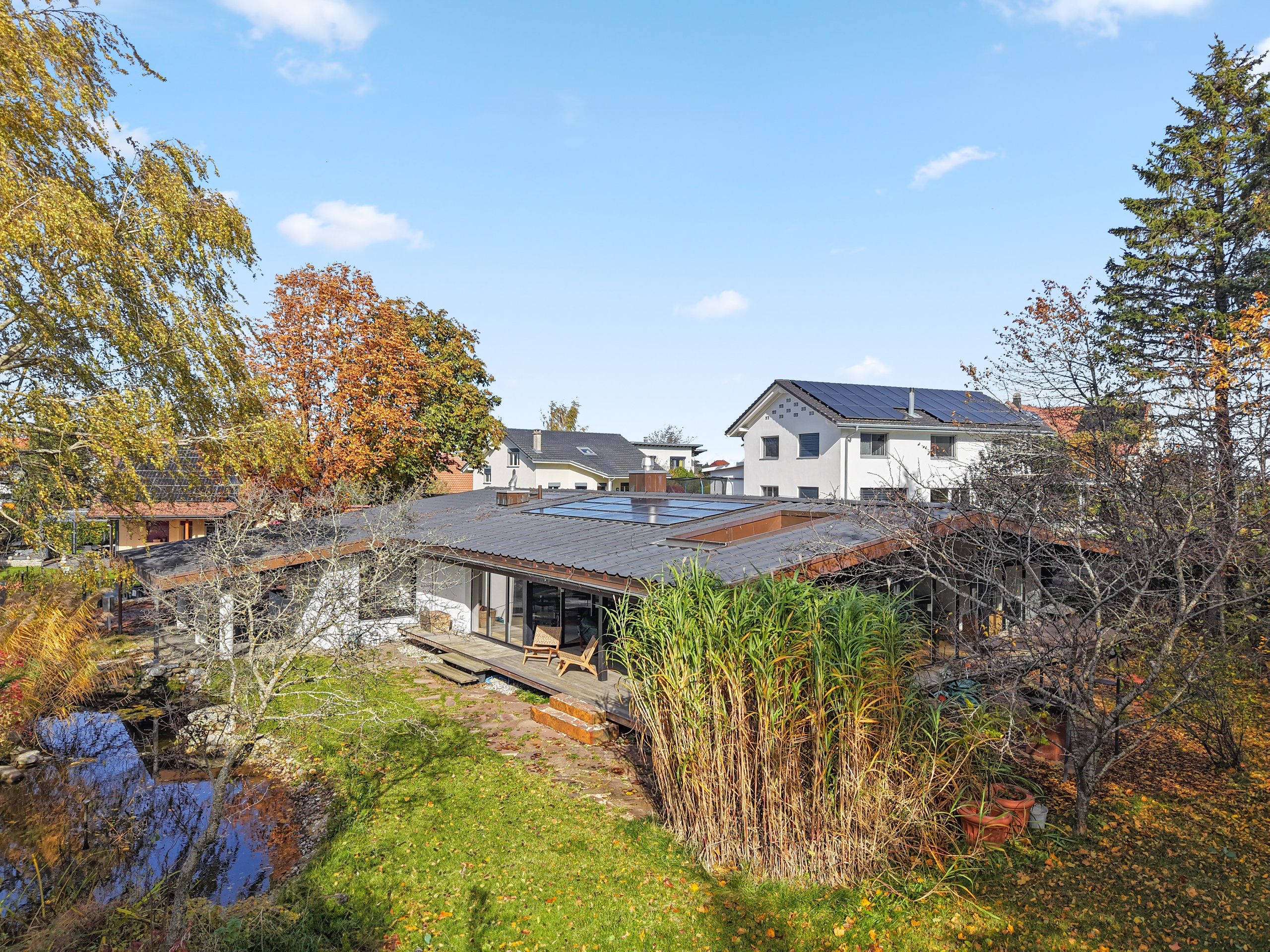Modernes Wohnhaus mit Solar-Pultdach und Gartenblick