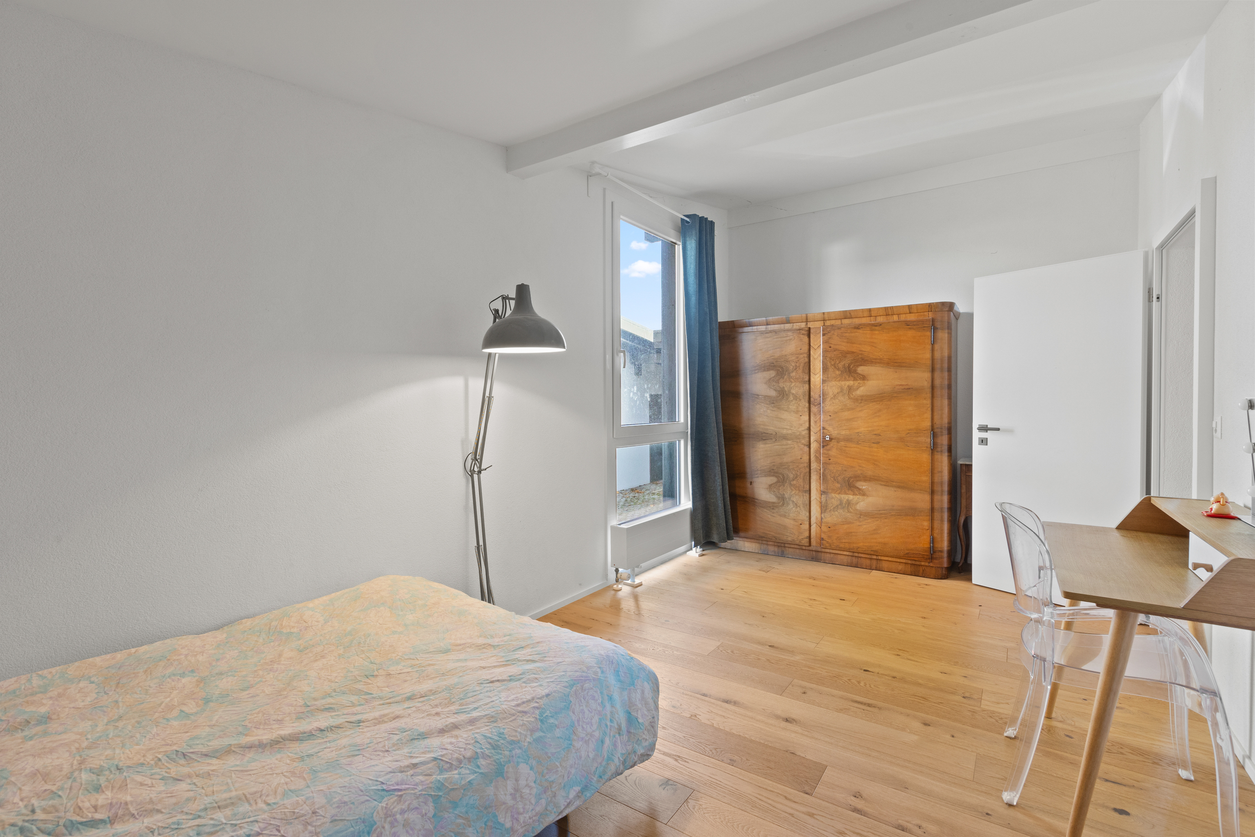 Helles Schlafzimmer mit Holzmöbeln