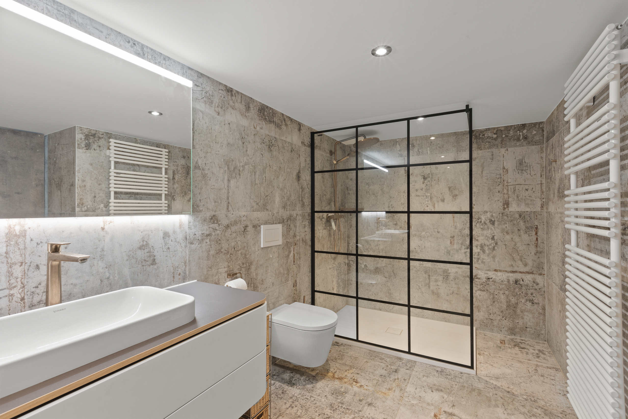 Modernes Badezimmer mit Walk-in-Dusche