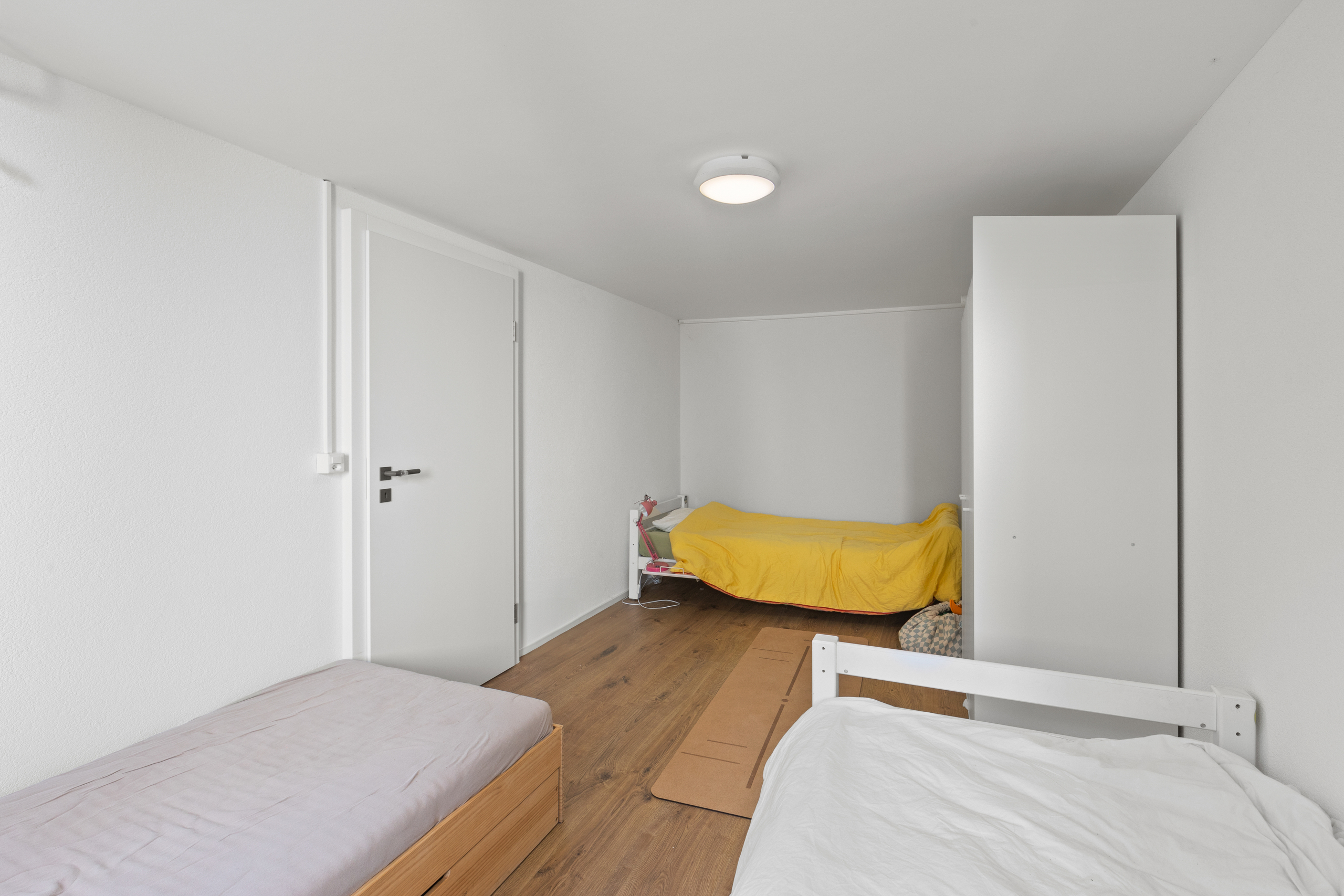 Kleines Schlafzimmer mit zwei Betten