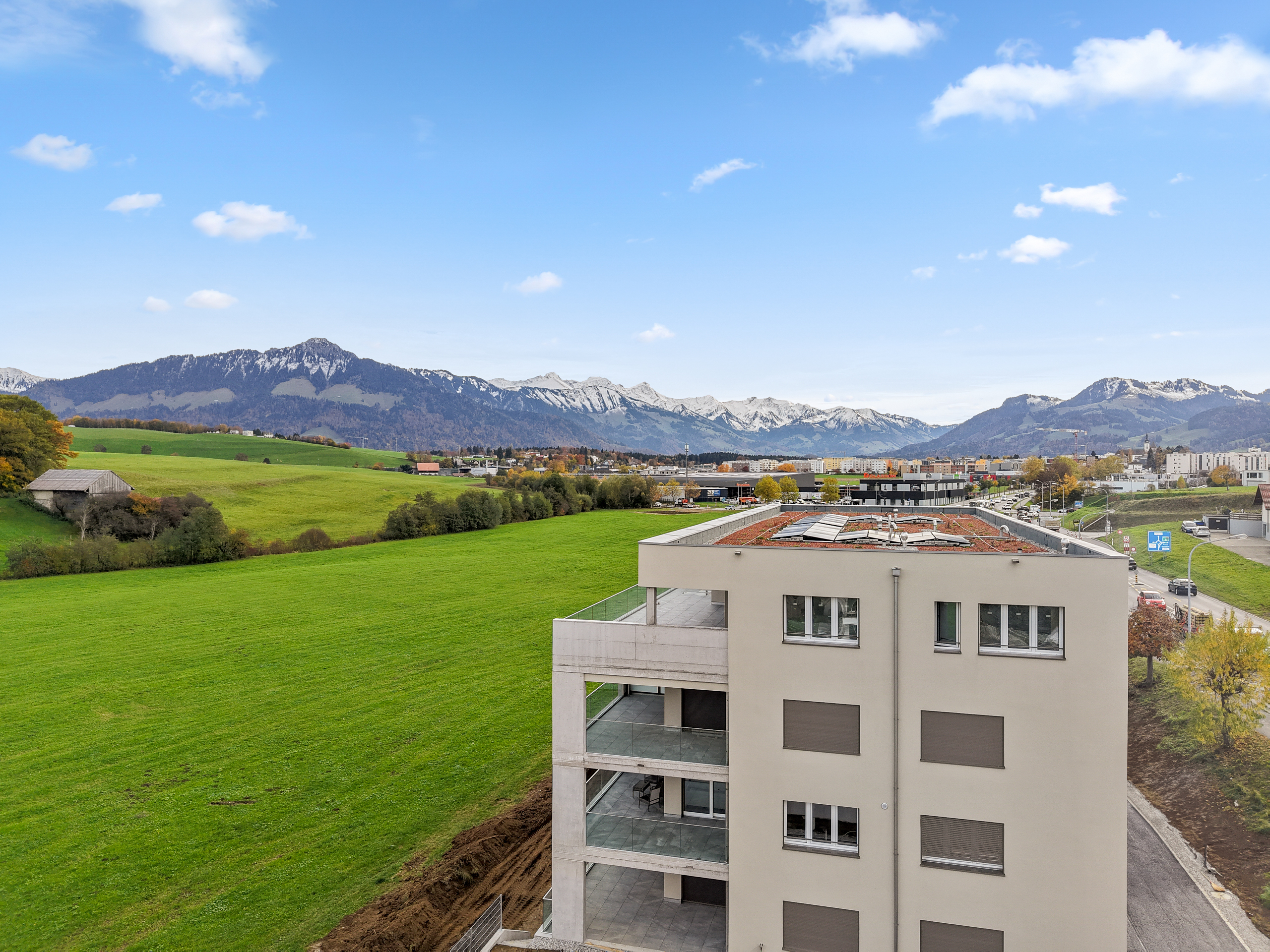 Außenansicht eines modernen Wohngebäudes mit Alpenpanorama