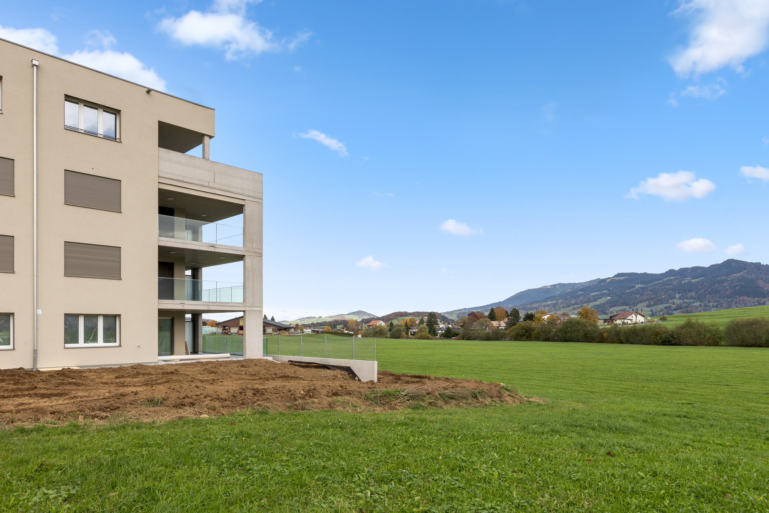 Modernes Wohngebäude mit Blick ins Grüne