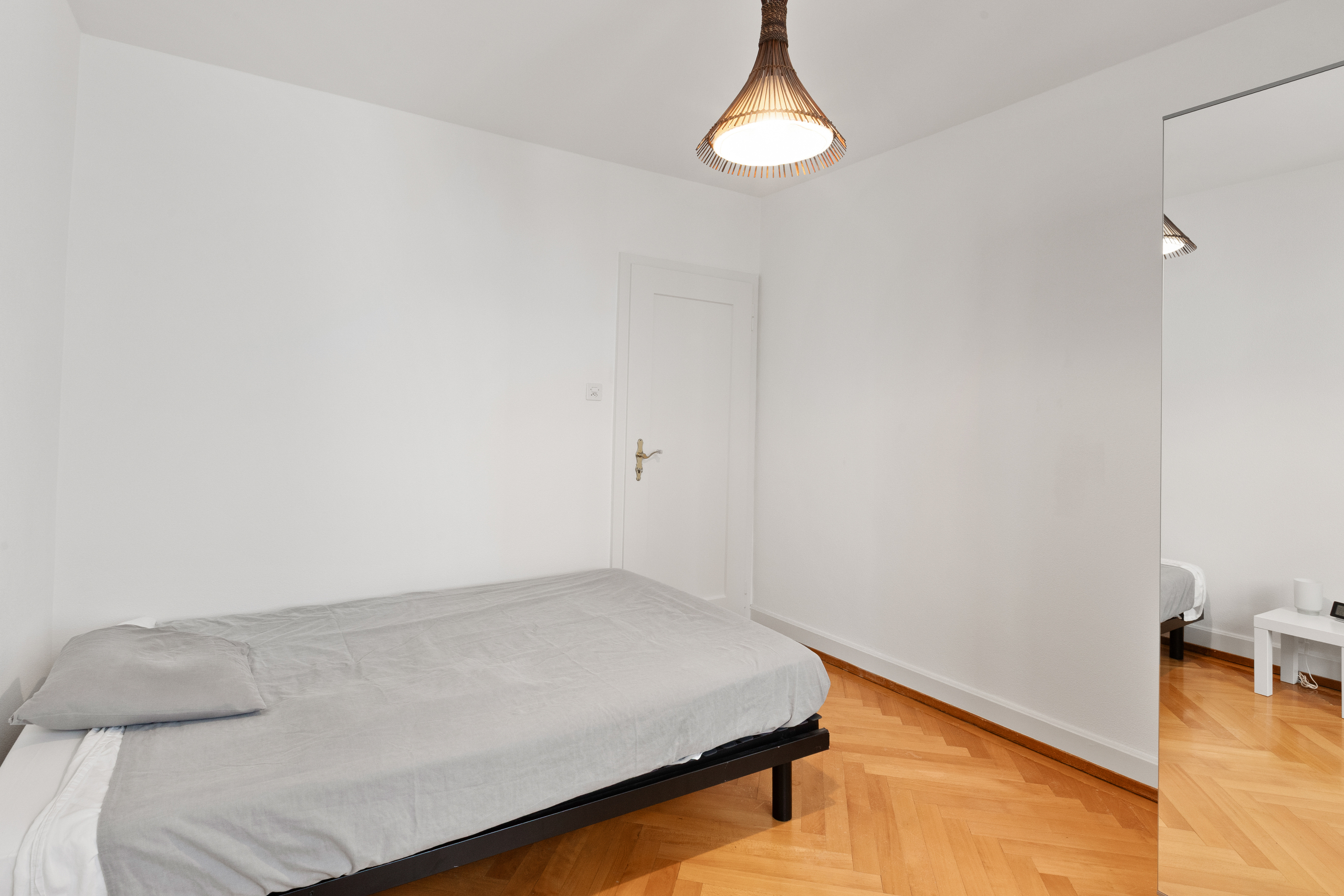 Minimalistisch eingerichtetes Schlafzimmer