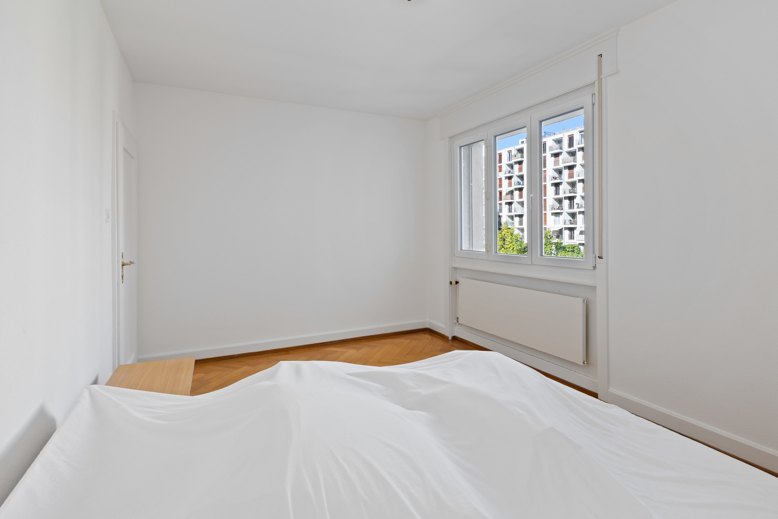 Helles, schlichtes Schlafzimmer