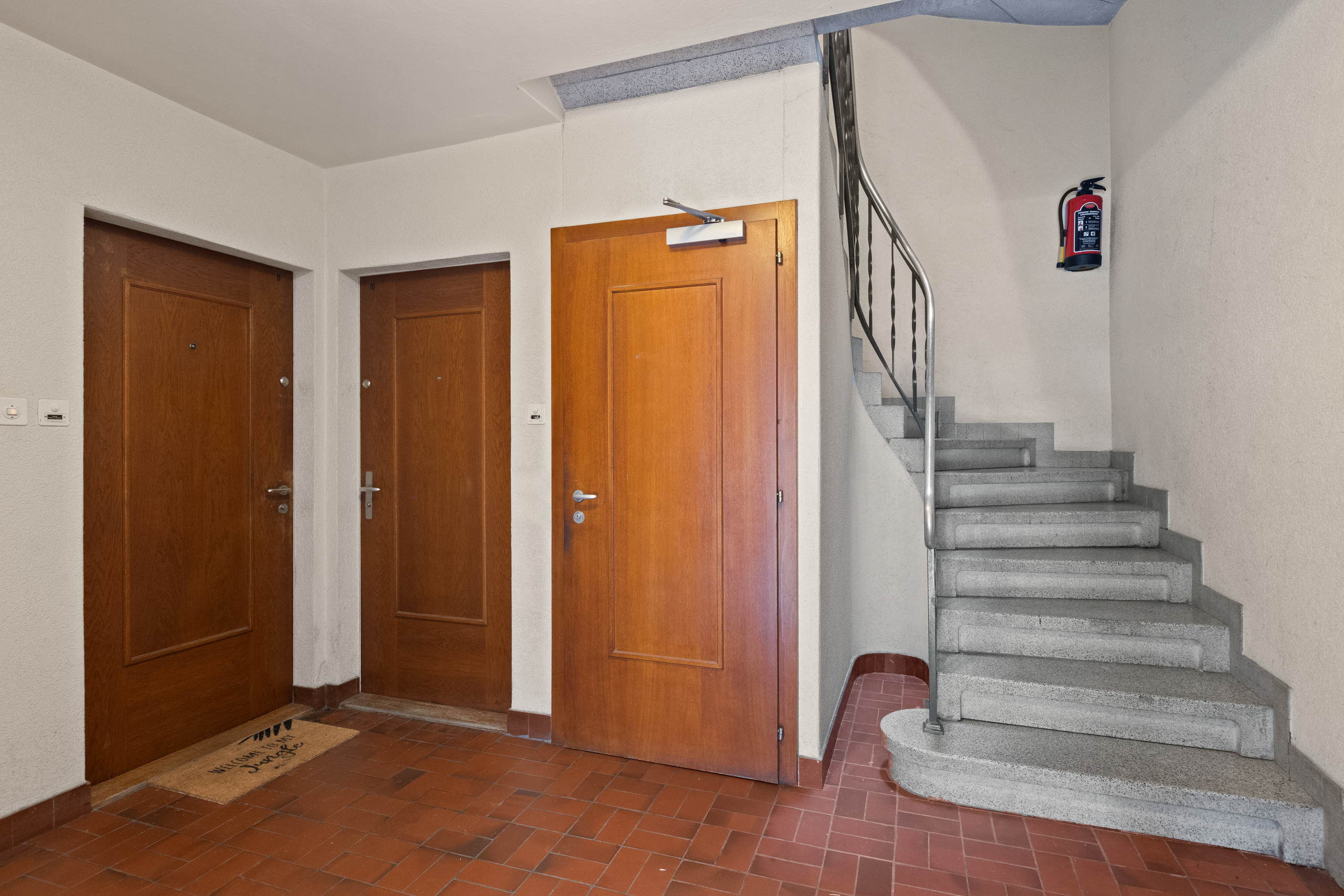 Treppenhaus mit drei Wohnungstüren