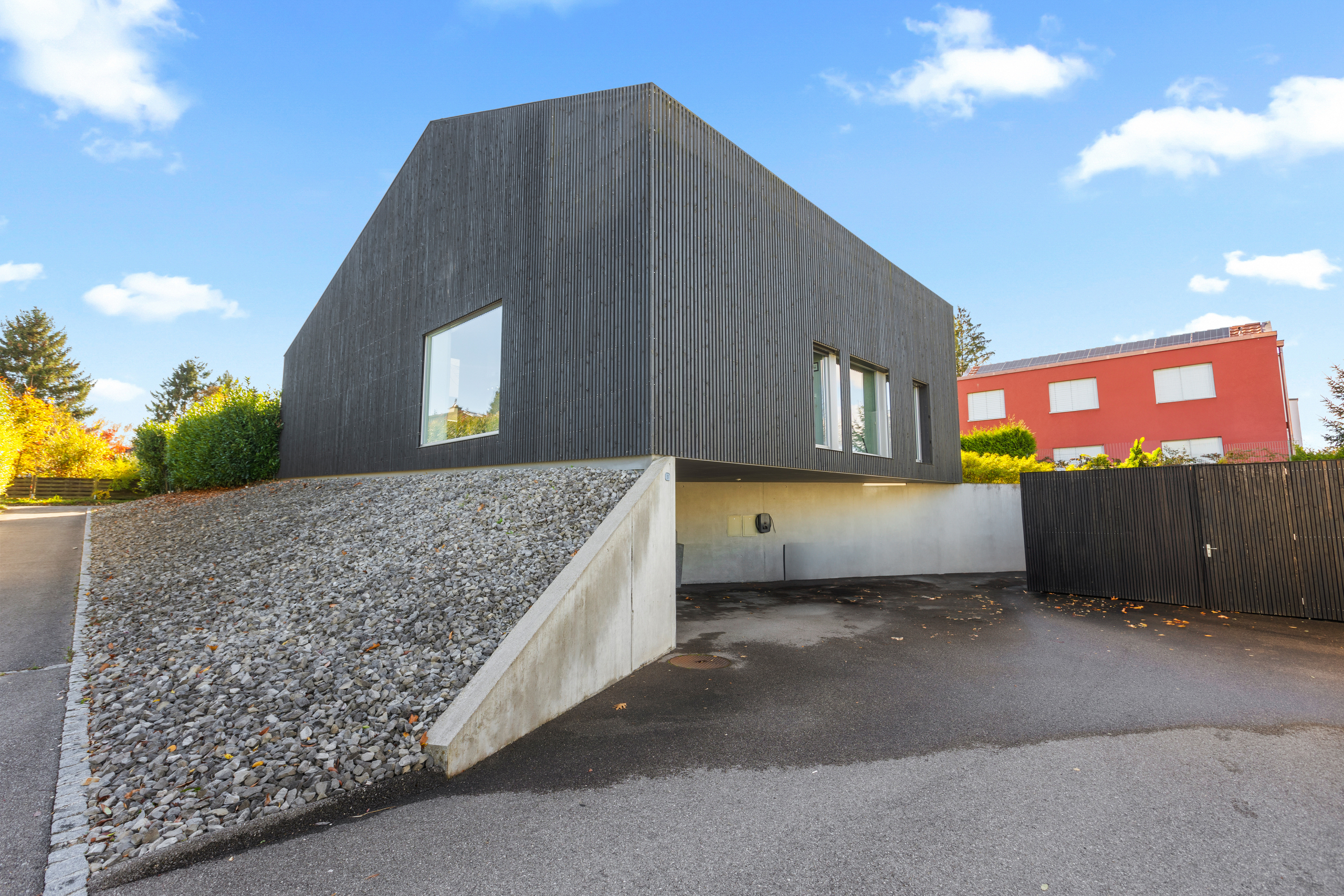 Modernes Einfamilienhaus mit dunkler Holzfassade
