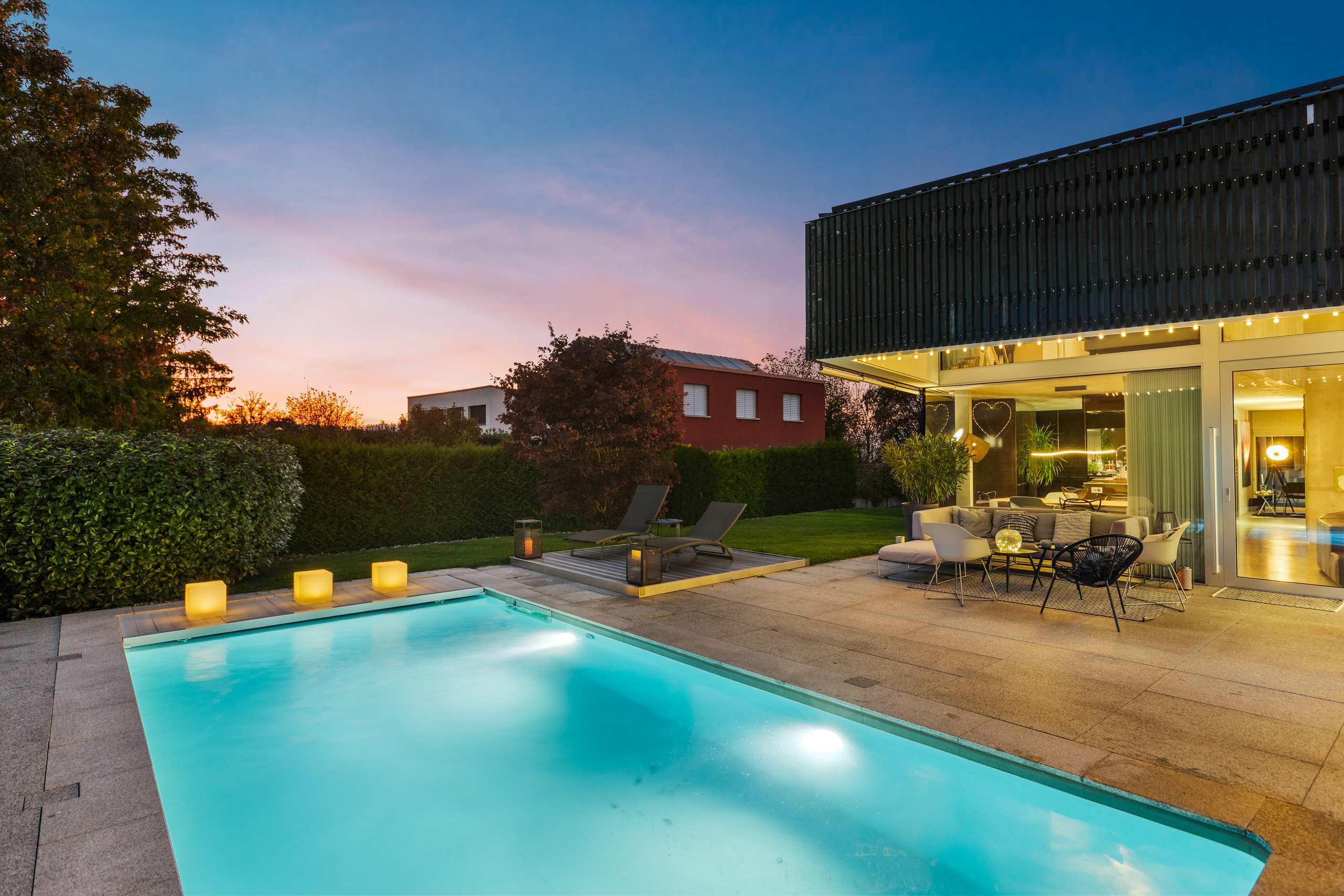 Moderner Außenbereich mit Pool bei Sonnenuntergang