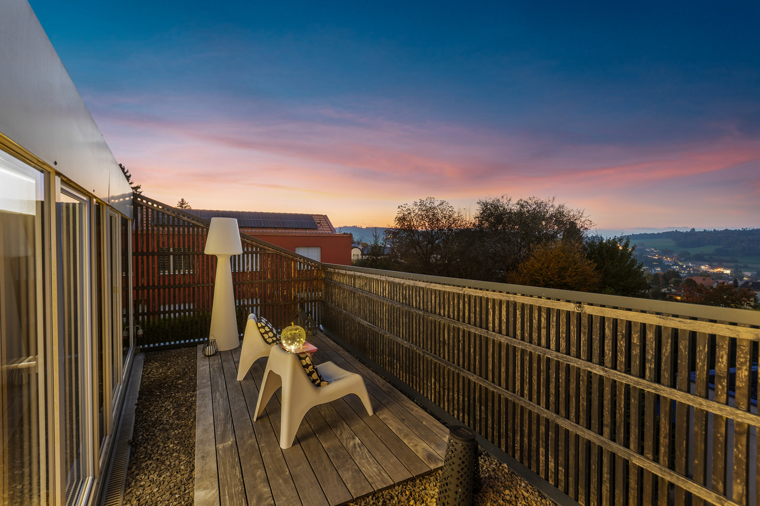 Dachterrasse mit Abendhimmel