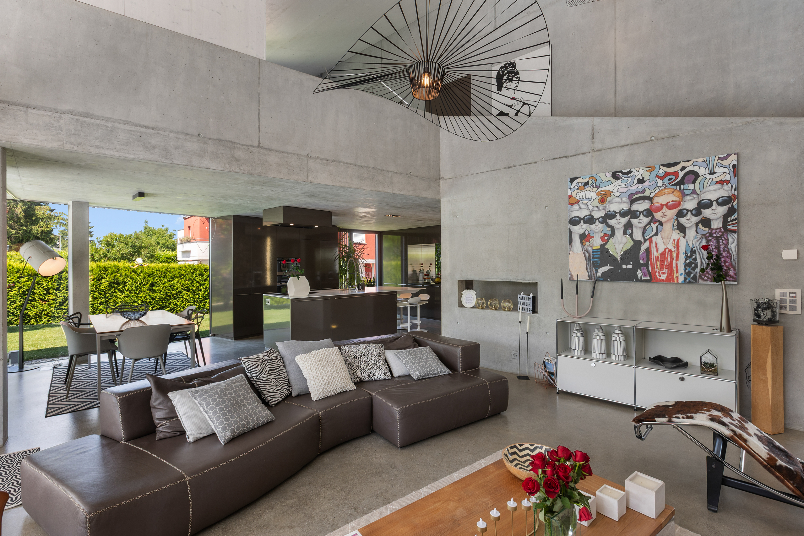 Modernes offenes Wohn-Esszimmer mit Küche