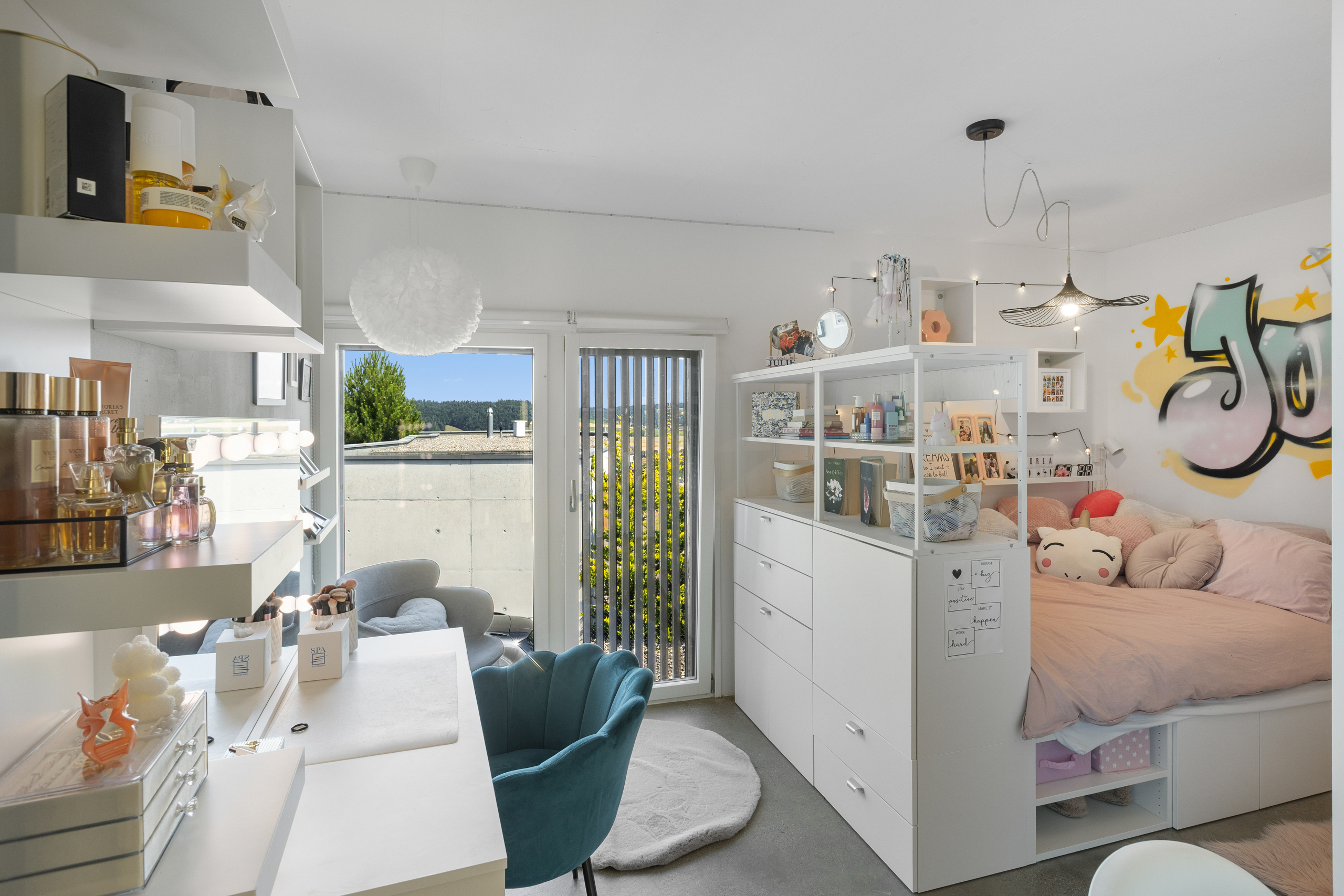 Kinderzimmer mit Fensterfront und Bett