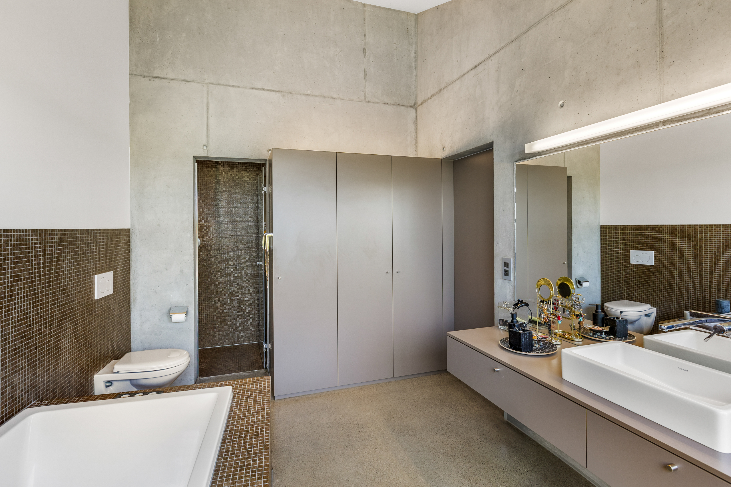 Modernes Badezimmer mit Betonoptik und Doppelwaschtisch