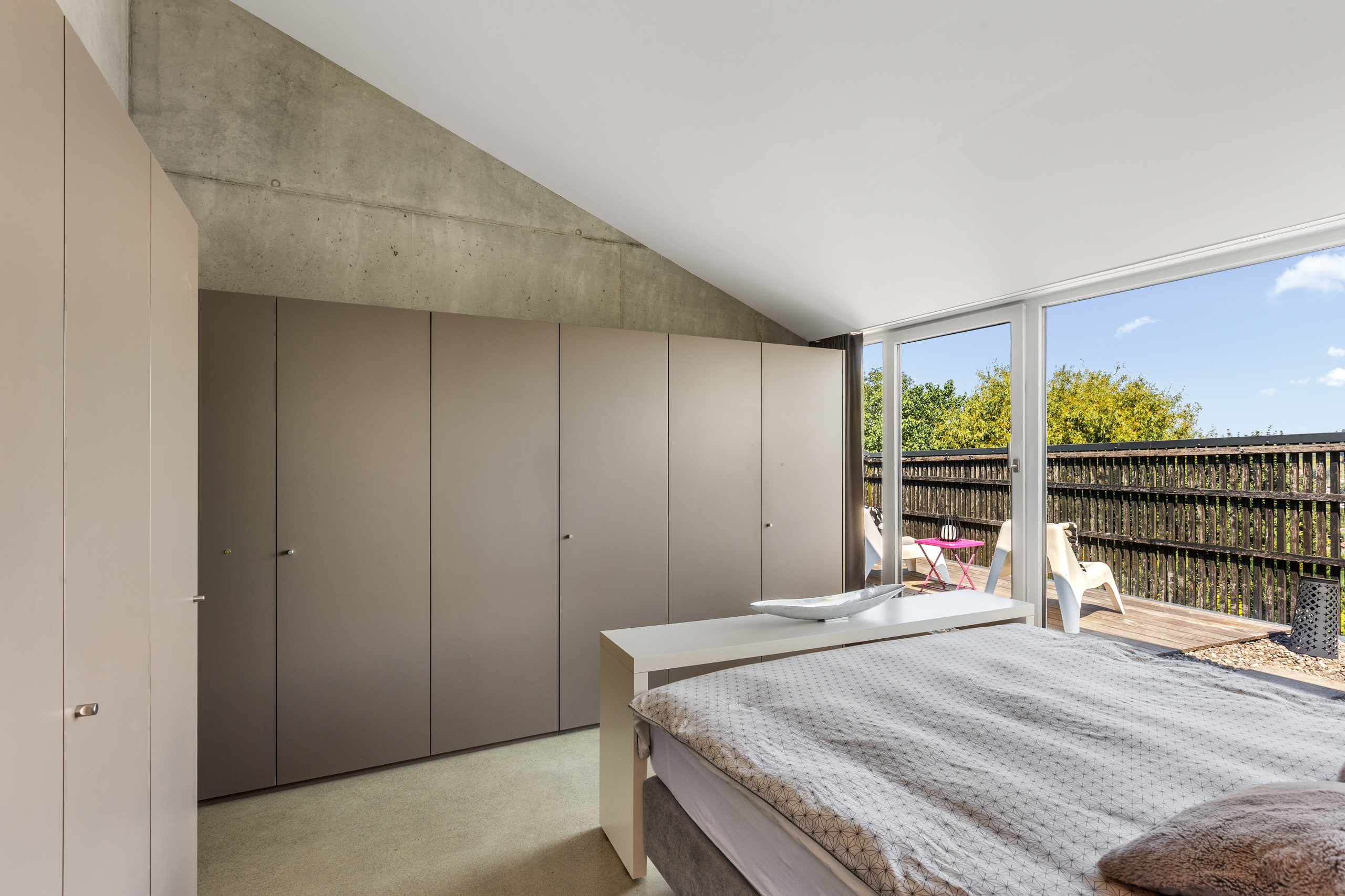 Modernes Schlafzimmer mit Balkonzugang