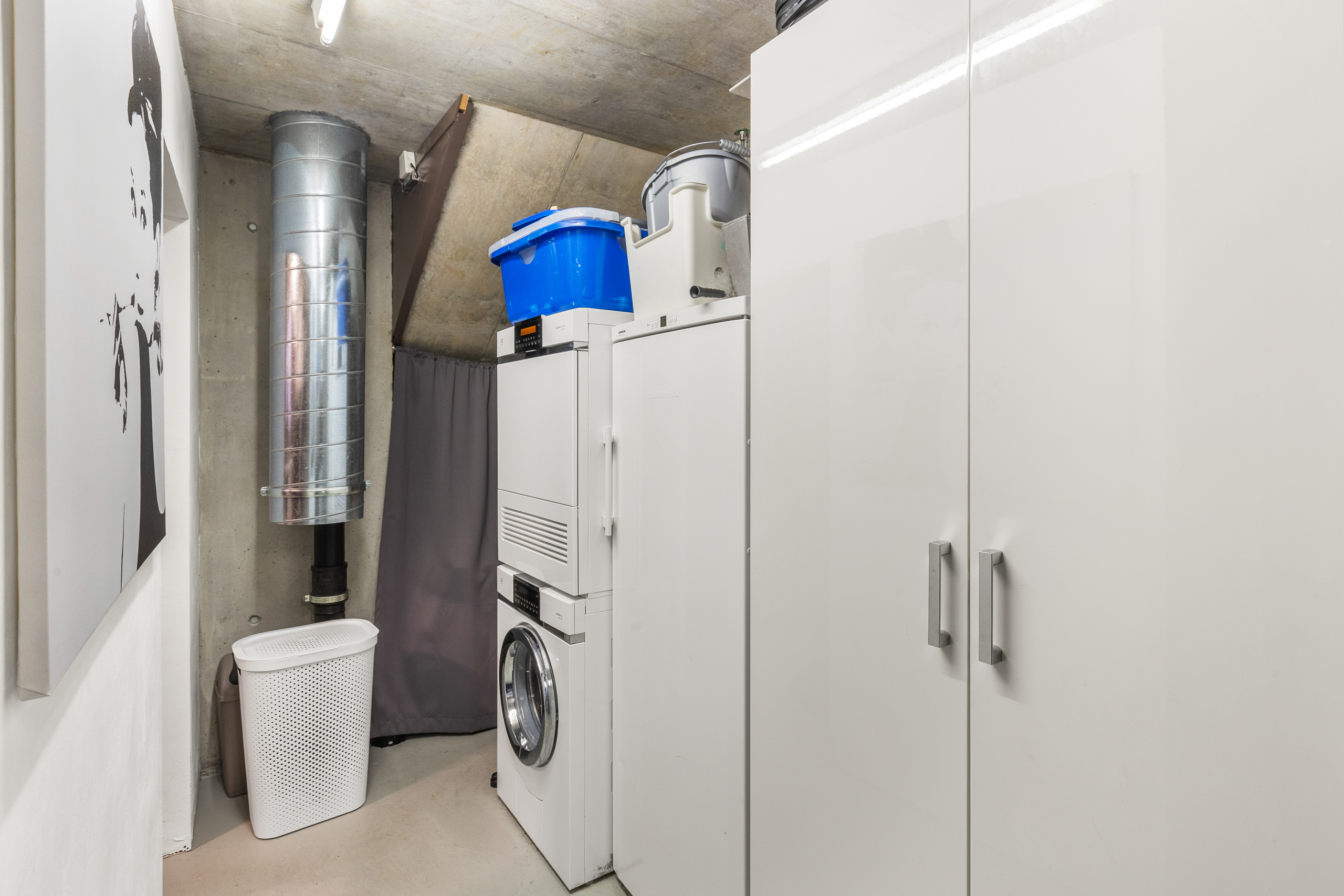 Hauswirtschafts- bzw. Technikraum mit Waschmaschine und Stauraum