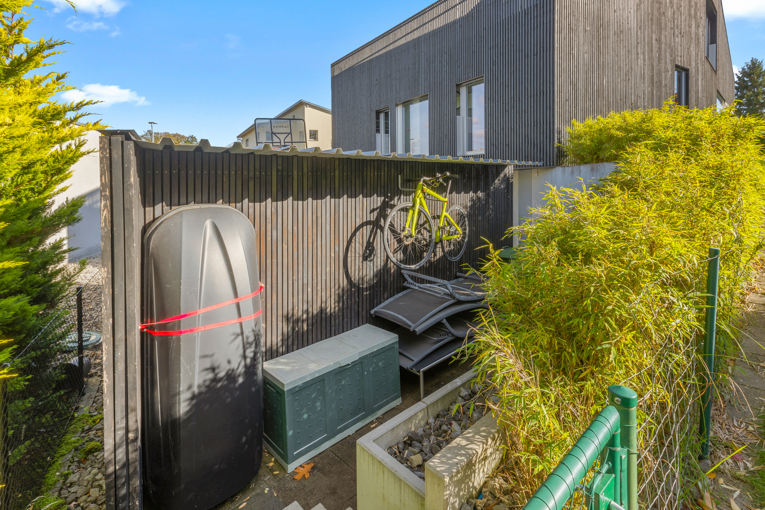 Außenbereich mit Fahrradabstellplatz und Sichtschutz