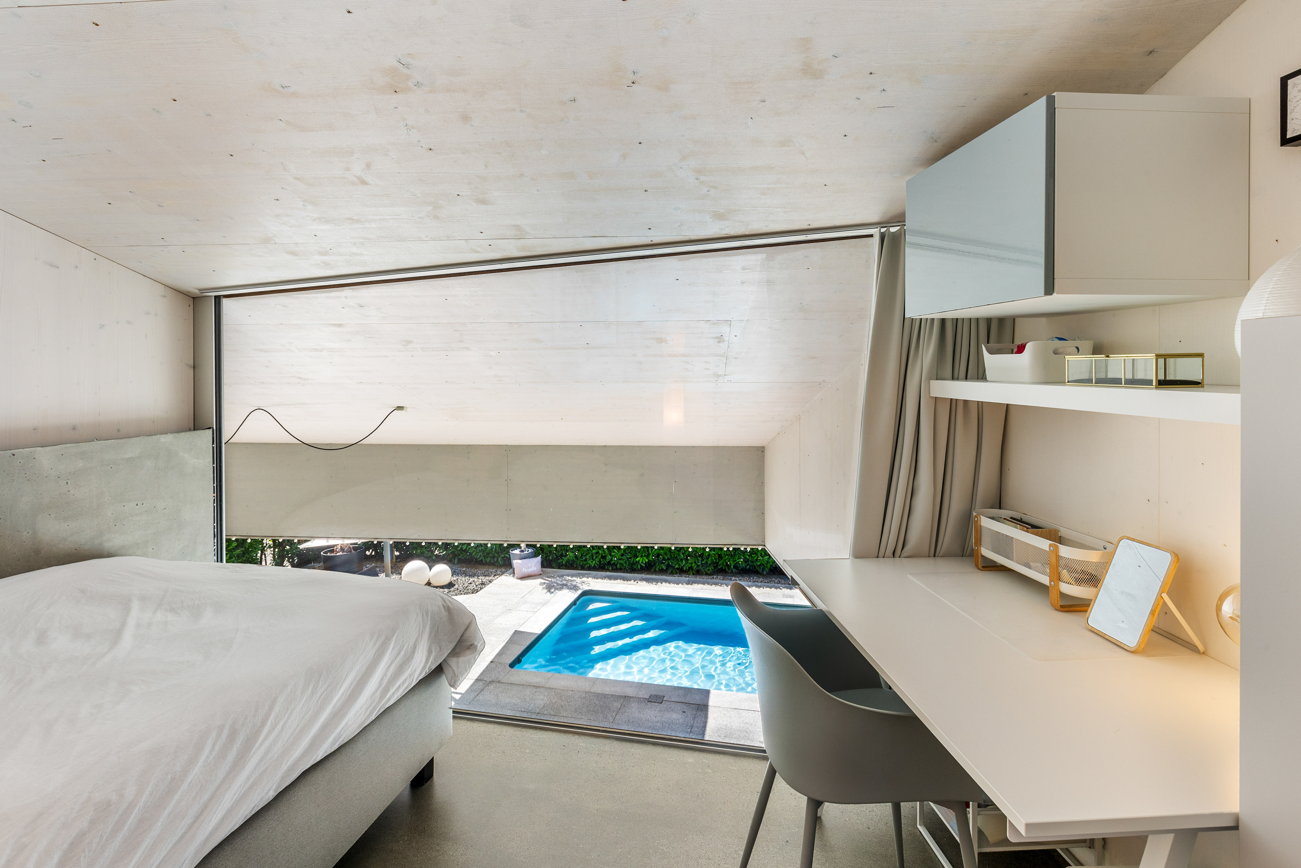 Modernes Schlafzimmer mit Blick auf den Pool