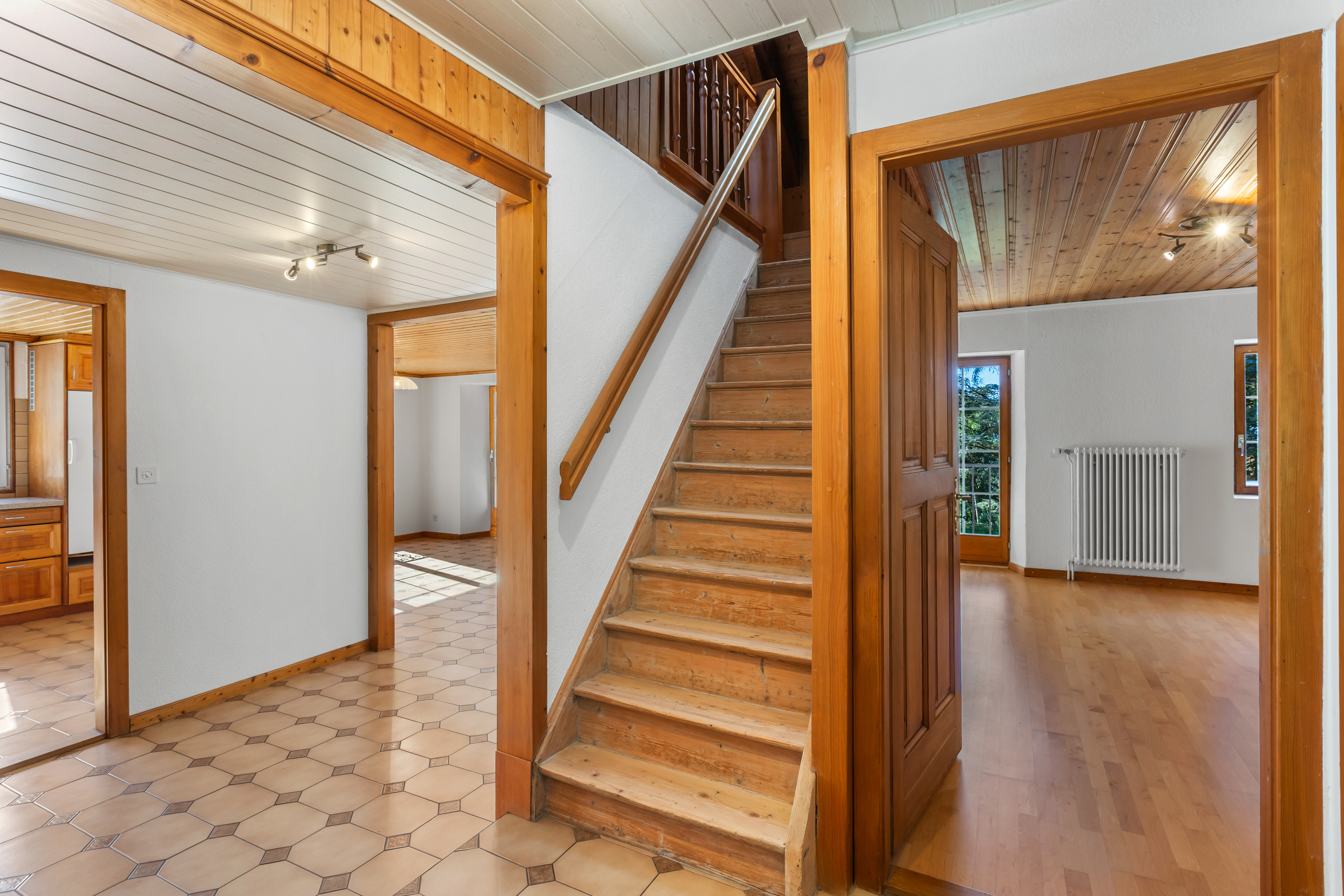 Treppenhaus mit angrenzenden Wohnräumen