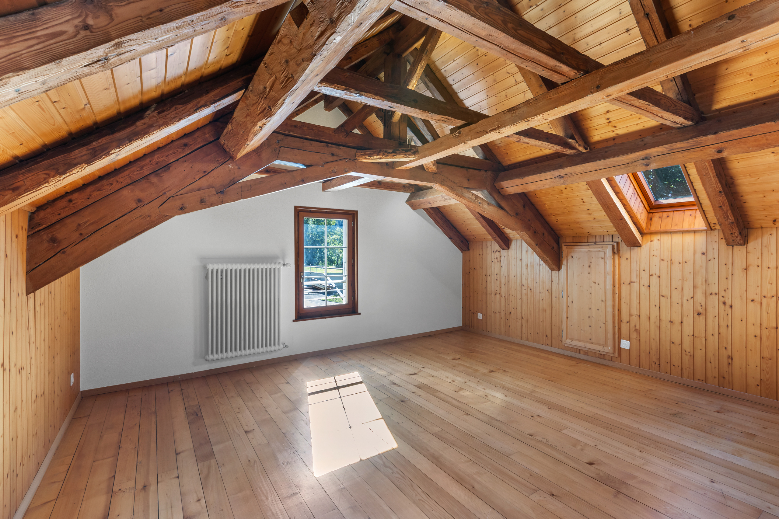 Heller Dachraum mit sichtbaren Holzbalken