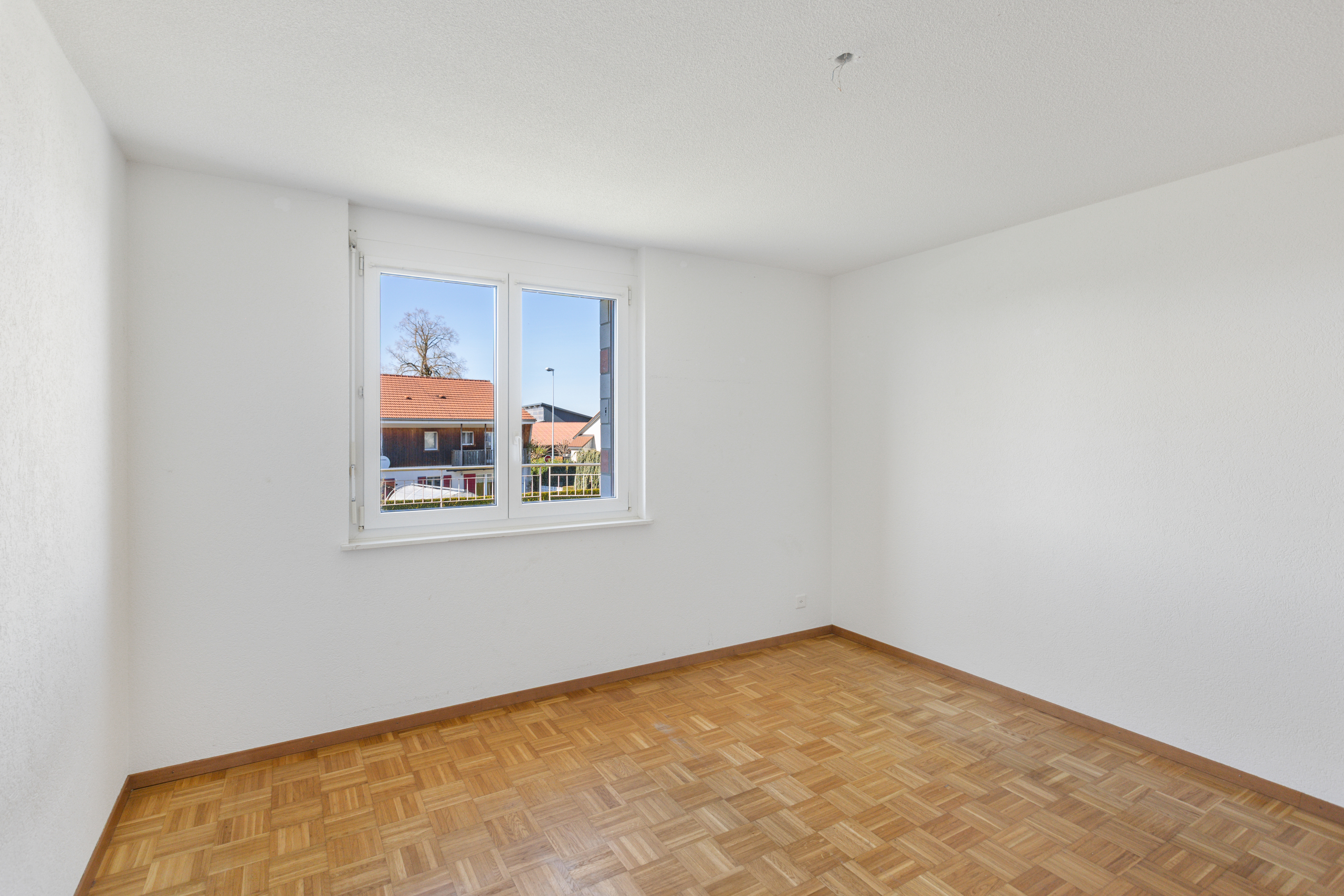Leerer heller Raum mit Fenster