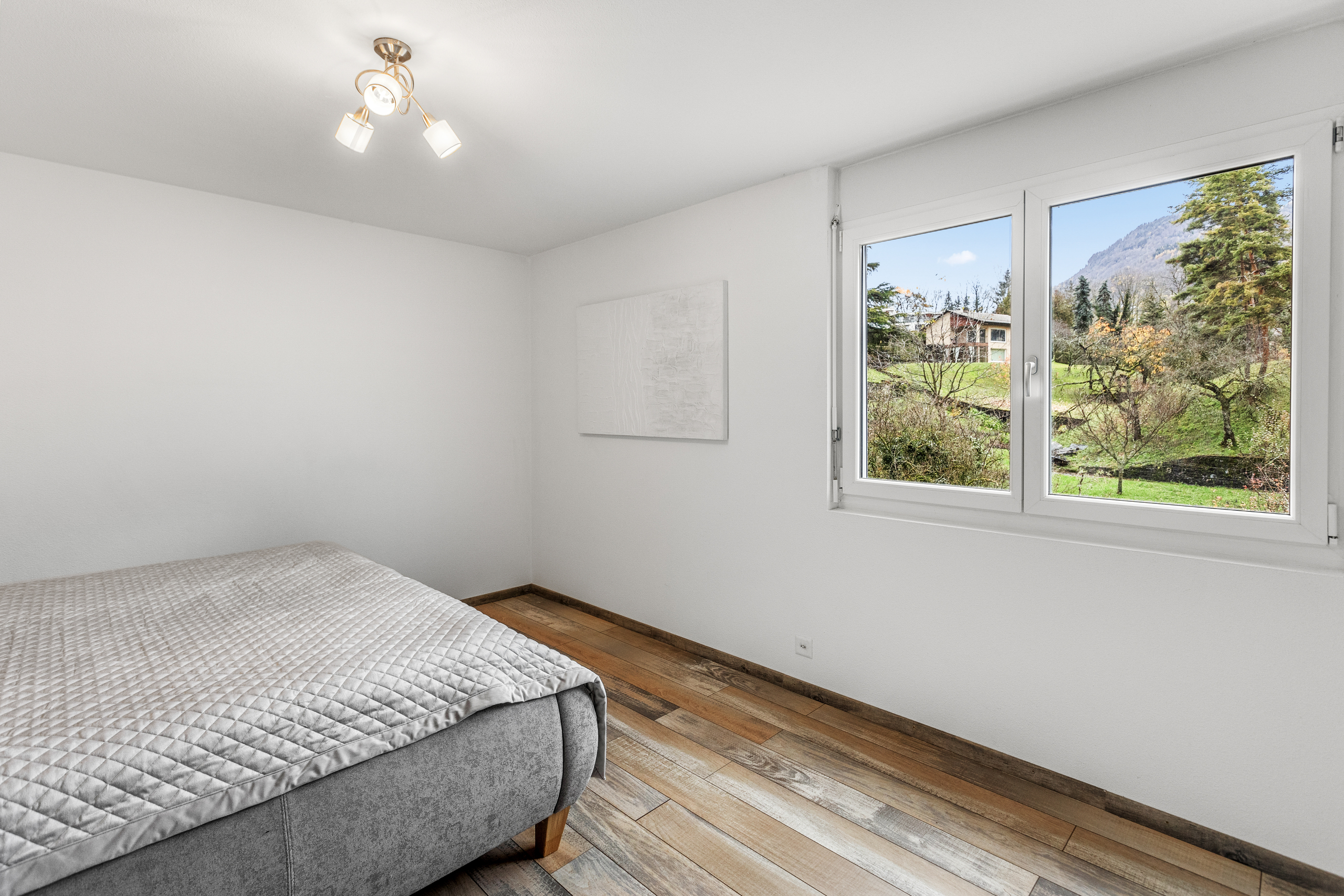 Helles Schlafzimmer mit Bergblick