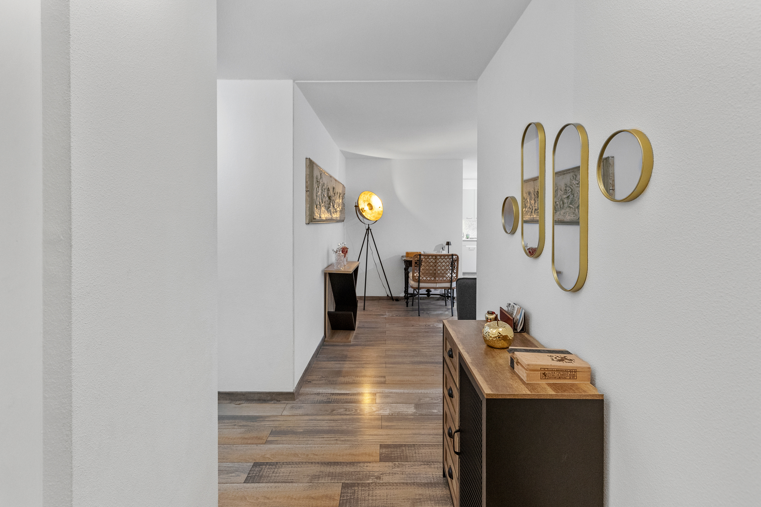 Moderner Flur mit Design-Elementen