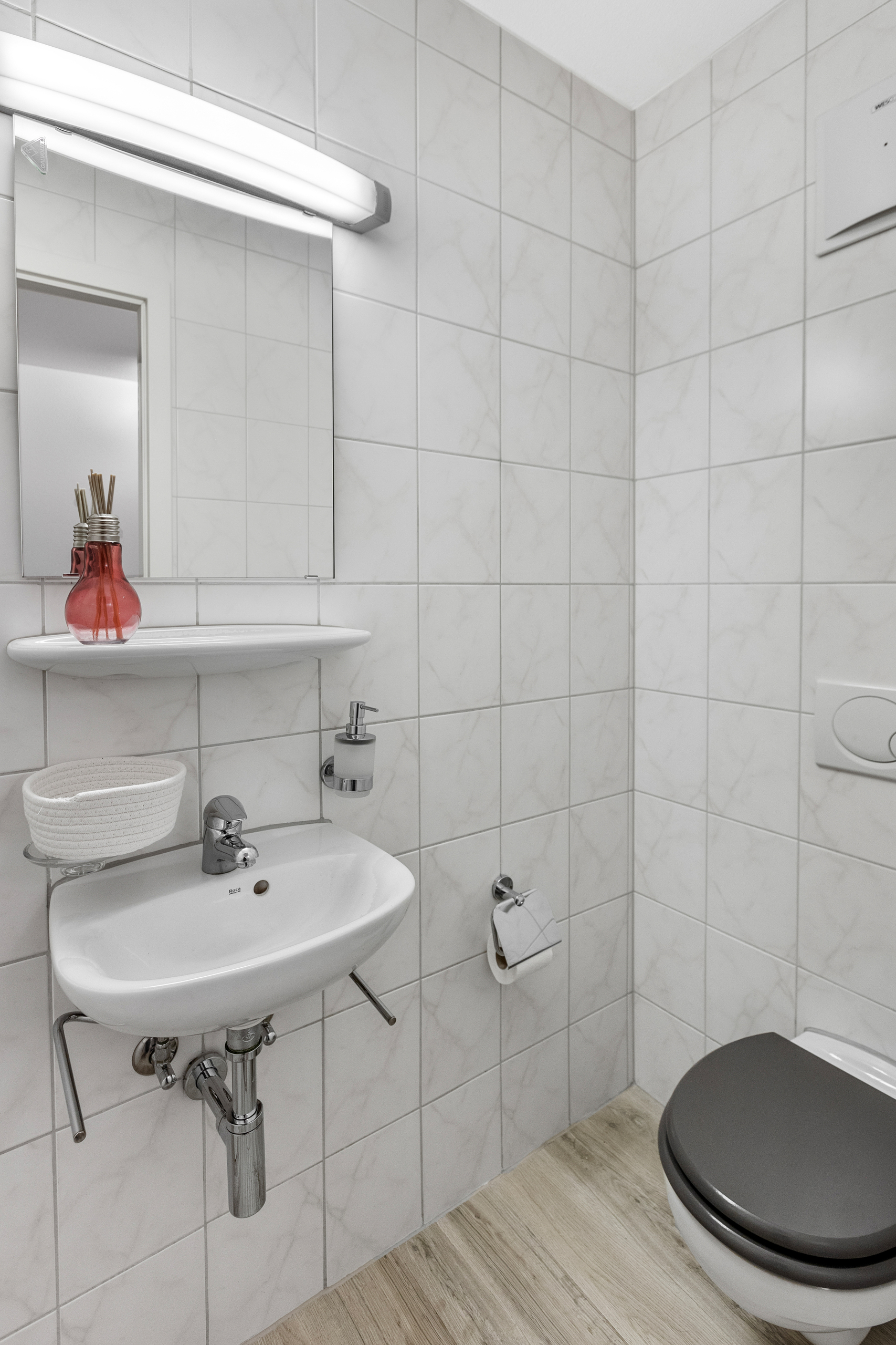Kleines modernes Gäste-WC