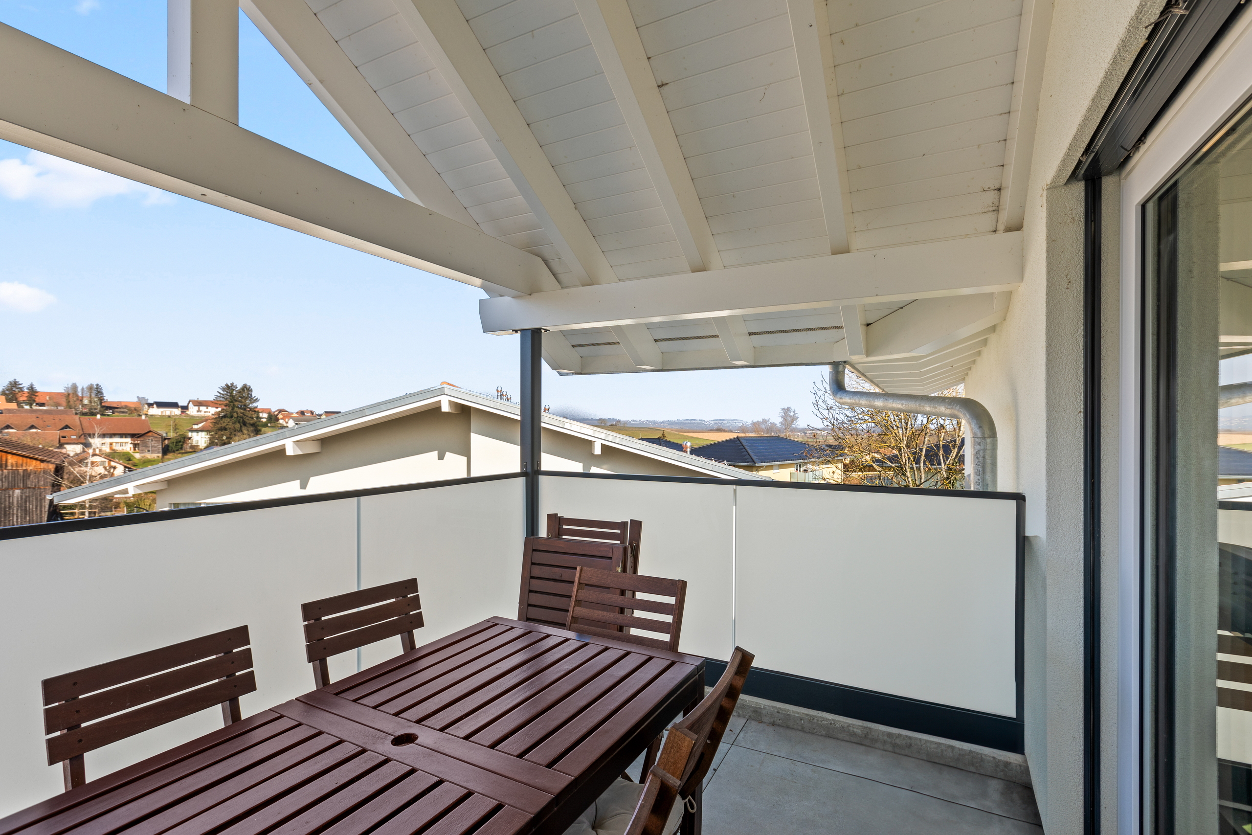 Überdachter Balkon mit Essbereich